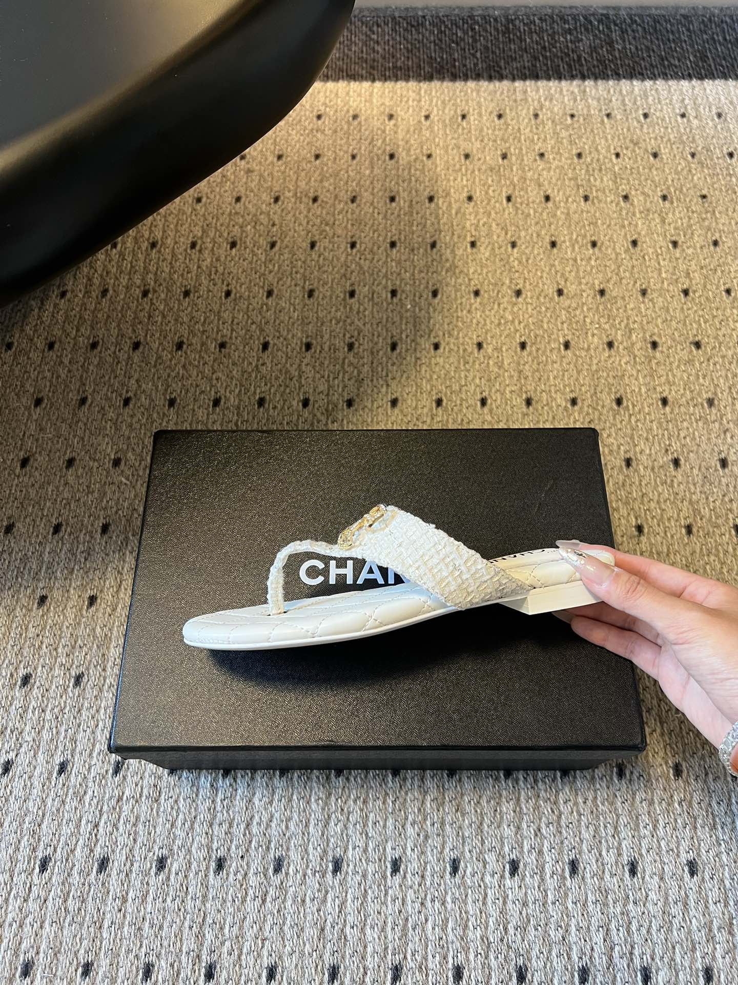 Chane*26SS早春新款菱格夹脚凉拖菱格纹夹脚凉拖，是夏日里的温柔暴击。水钻蝴蝶结缀于鞋面，blin