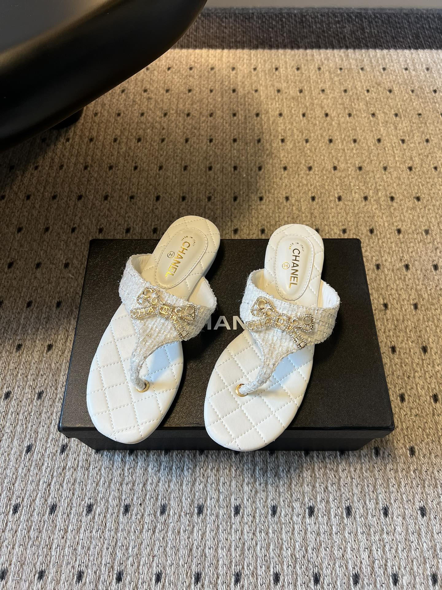 Chane*26SS早春新款菱格夹脚凉拖菱格纹夹脚凉拖，是夏日里的温柔暴击。水钻蝴蝶结缀于鞋面，blin