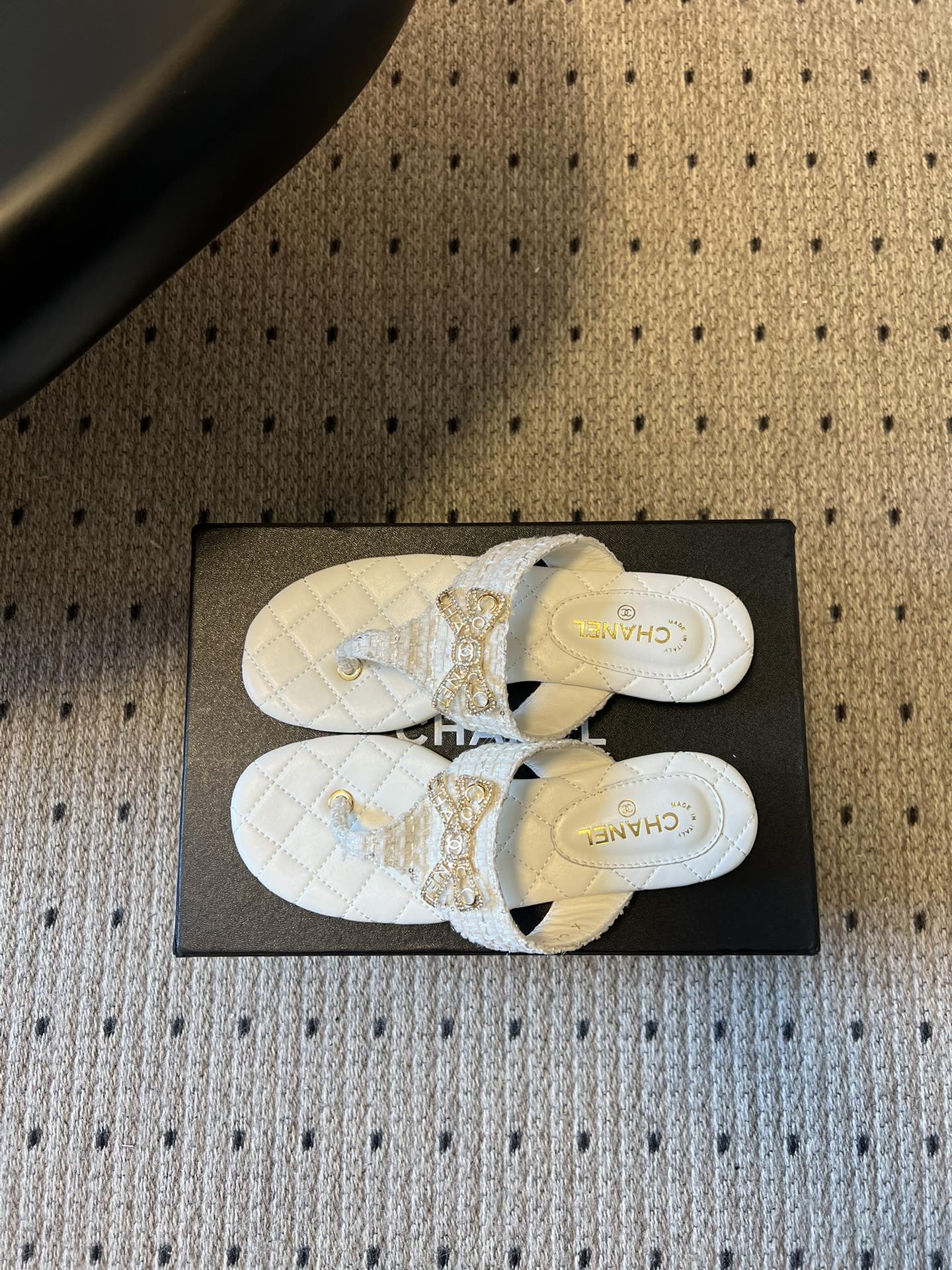 Chane*26SS早春新款菱格夹脚凉拖菱格纹夹脚凉拖，是夏日里的温柔暴击。水钻蝴蝶结缀于鞋面，blin