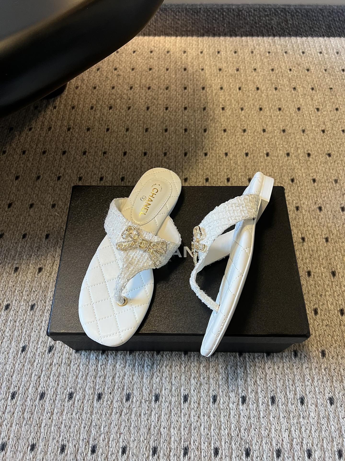 Chane*26SS早春新款菱格夹脚凉拖菱格纹夹脚凉拖，是夏日里的温柔暴击。水钻蝴蝶结缀于鞋面，blin