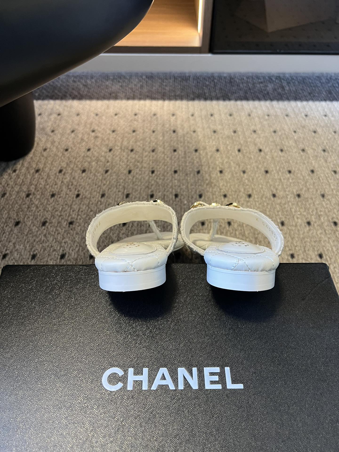 Chane*26SS早春新款菱格夹脚凉拖菱格纹夹脚凉拖，是夏日里的温柔暴击。水钻蝴蝶结缀于鞋面，blin