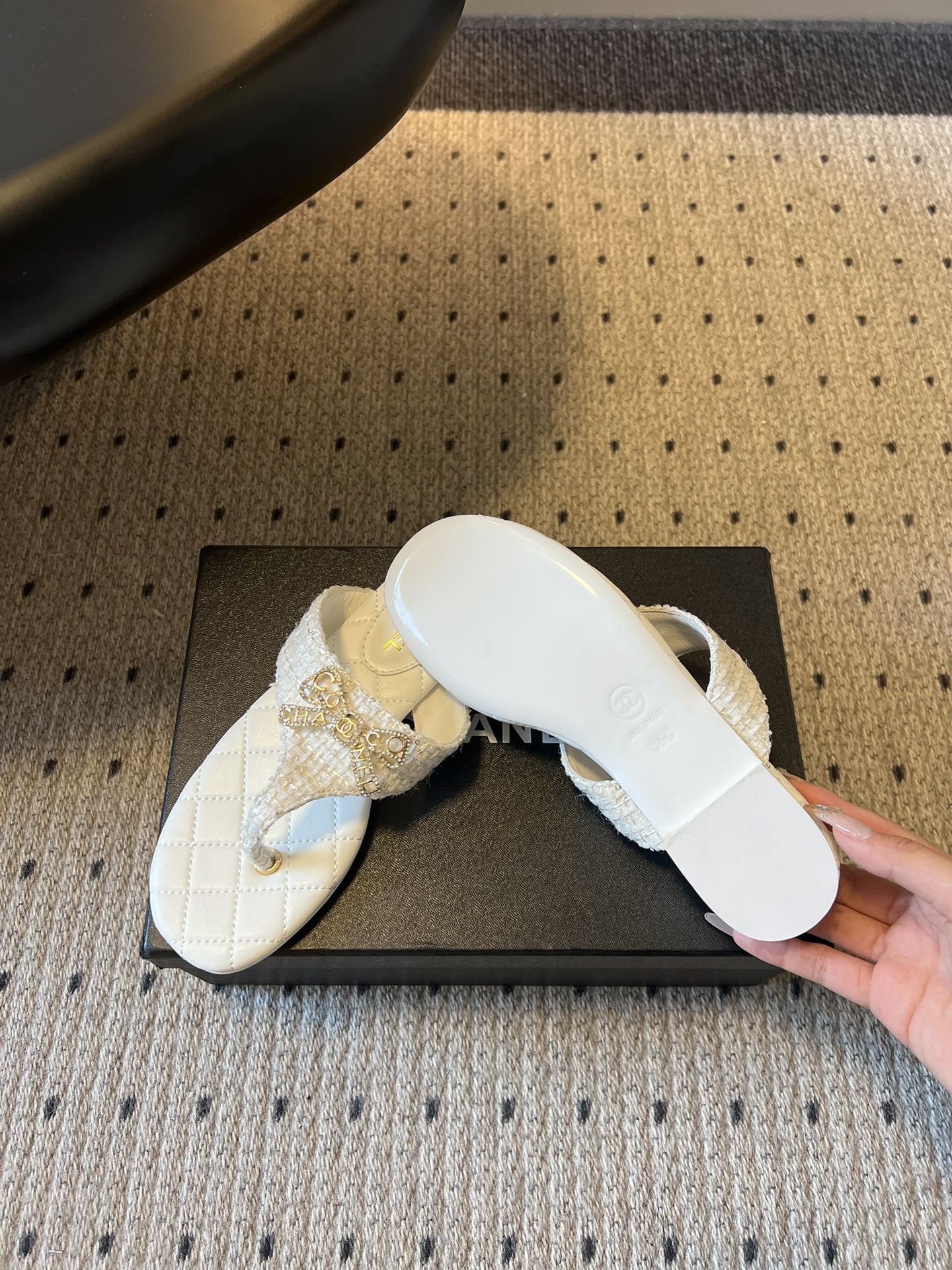 Chane*26SS早春新款菱格夹脚凉拖菱格纹夹脚凉拖，是夏日里的温柔暴击。水钻蝴蝶结缀于鞋面，blin