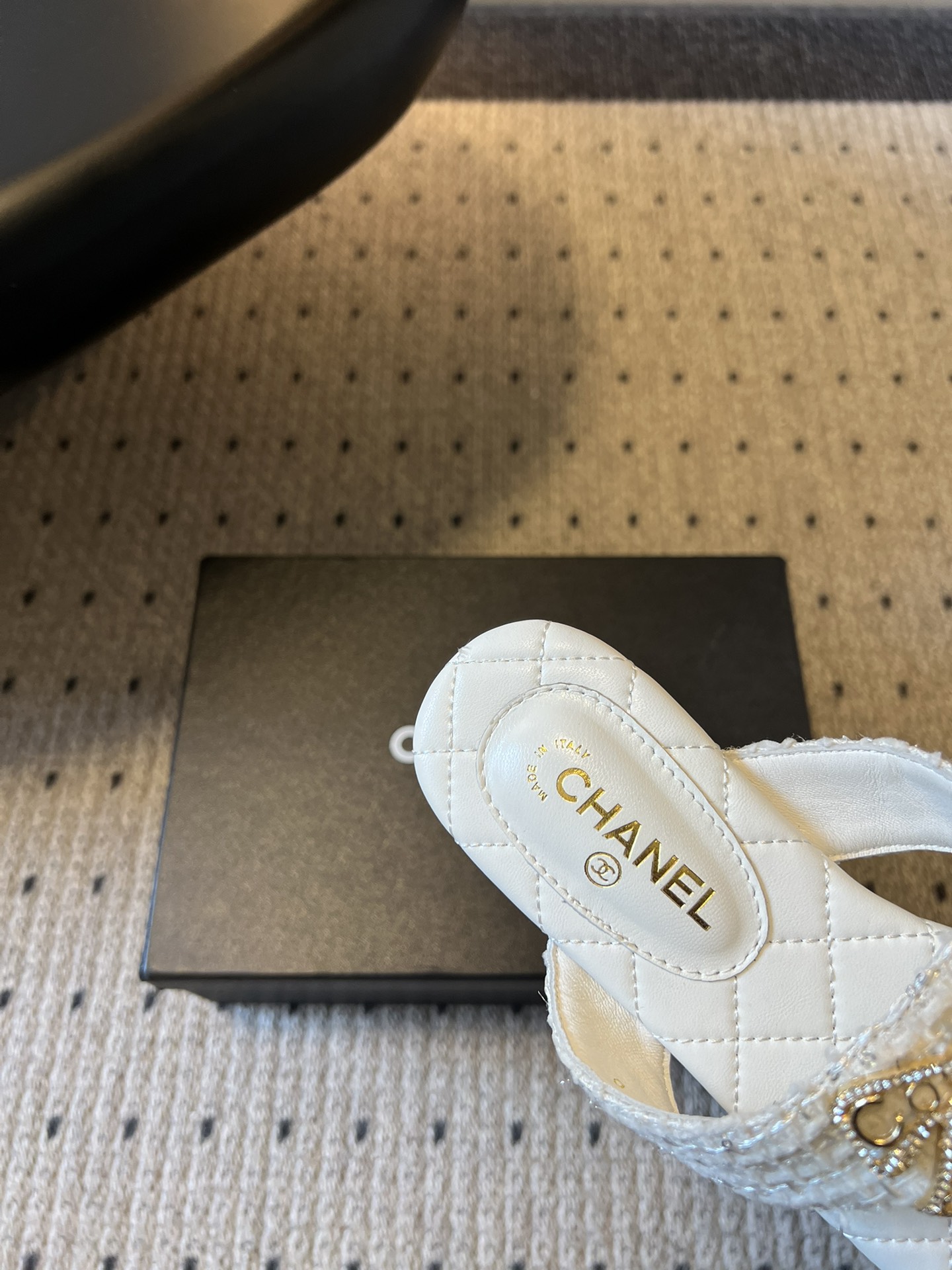 Chane*26SS早春新款菱格夹脚凉拖菱格纹夹脚凉拖，是夏日里的温柔暴击。水钻蝴蝶结缀于鞋面，blin