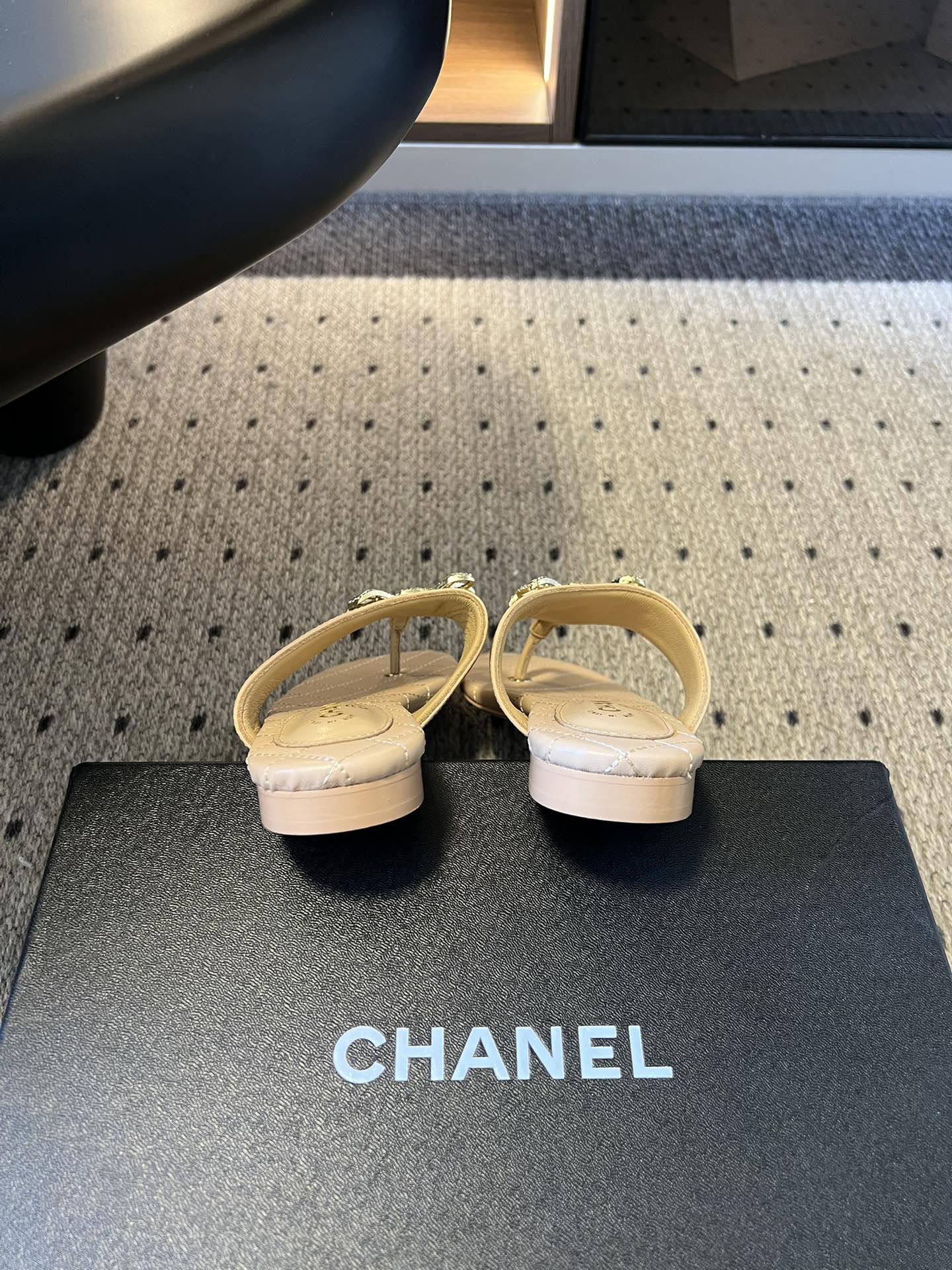 Chane*26SS早春新款菱格夹脚凉拖菱格纹夹脚凉拖，是夏日里的温柔暴击。水钻蝴蝶结缀于鞋面，blin