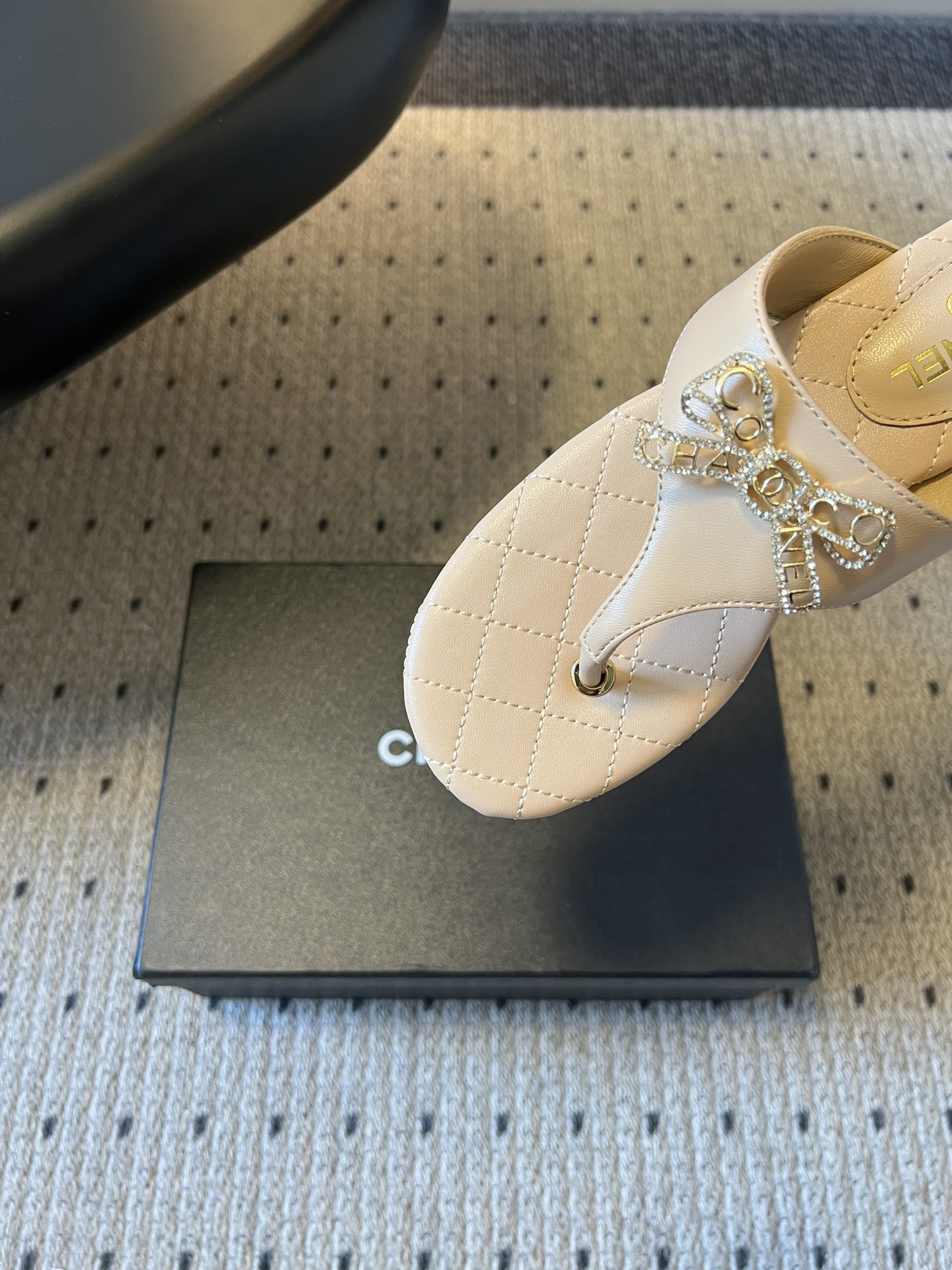 Chane*26SS早春新款菱格夹脚凉拖菱格纹夹脚凉拖，是夏日里的温柔暴击。水钻蝴蝶结缀于鞋面，blin