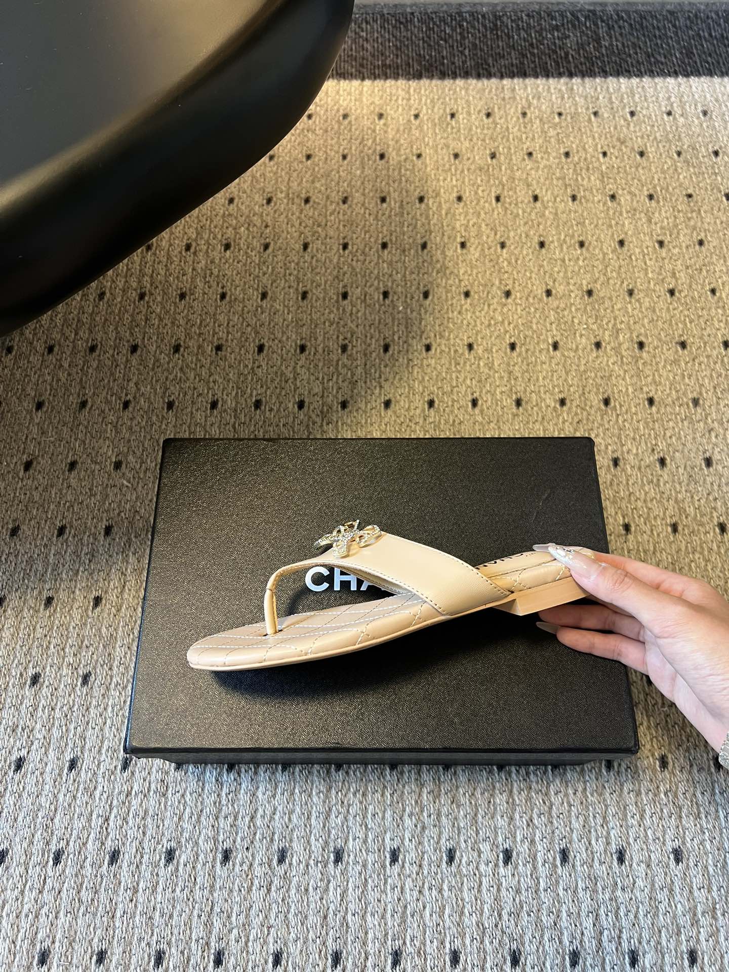 Chane*26SS早春新款菱格夹脚凉拖菱格纹夹脚凉拖，是夏日里的温柔暴击。水钻蝴蝶结缀于鞋面，blin