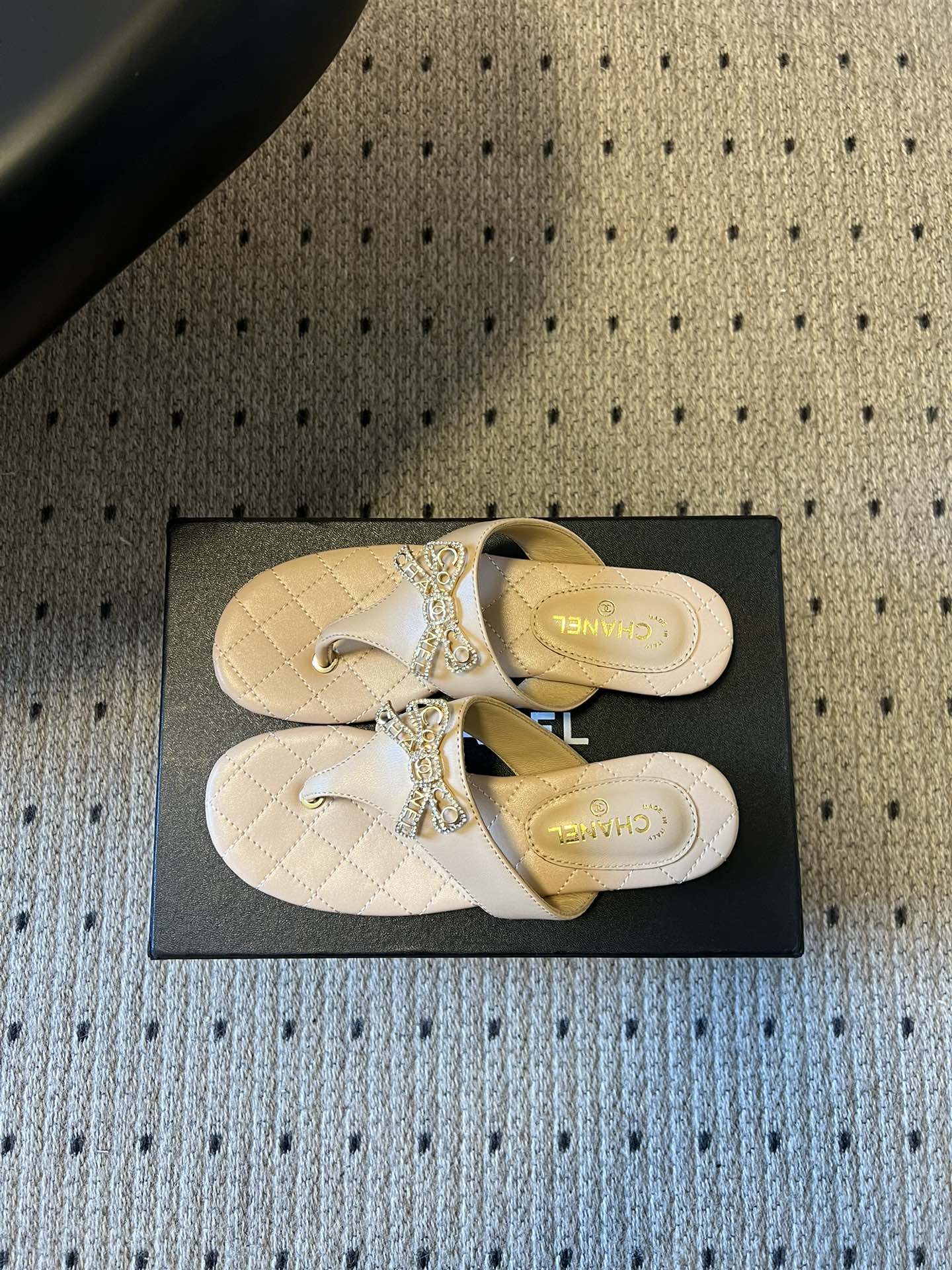 Chane*26SS早春新款菱格夹脚凉拖菱格纹夹脚凉拖，是夏日里的温柔暴击。水钻蝴蝶结缀于鞋面，blin