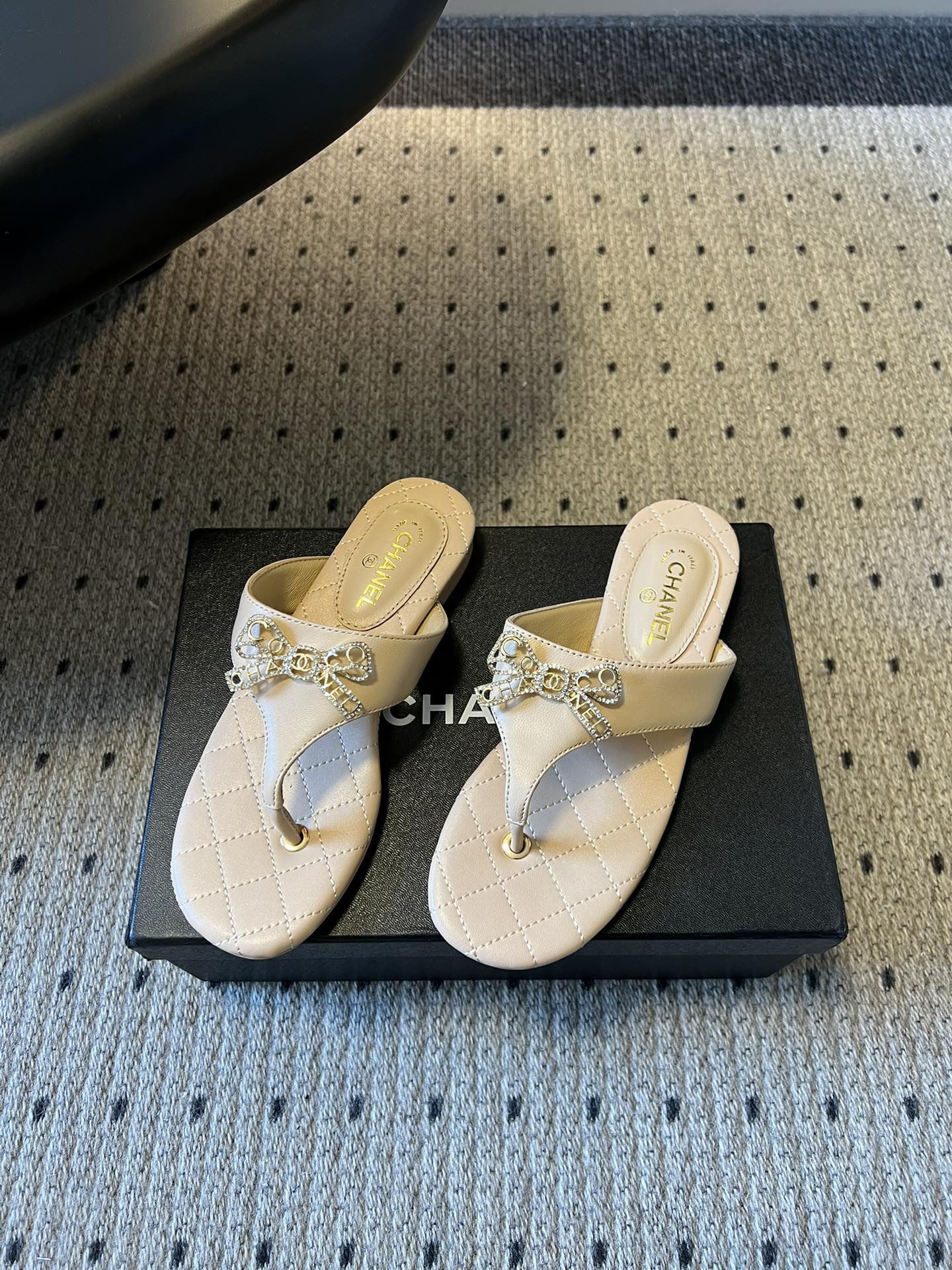 Chane*26SS早春新款菱格夹脚凉拖菱格纹夹脚凉拖，是夏日里的温柔暴击。水钻蝴蝶结缀于鞋面，blin