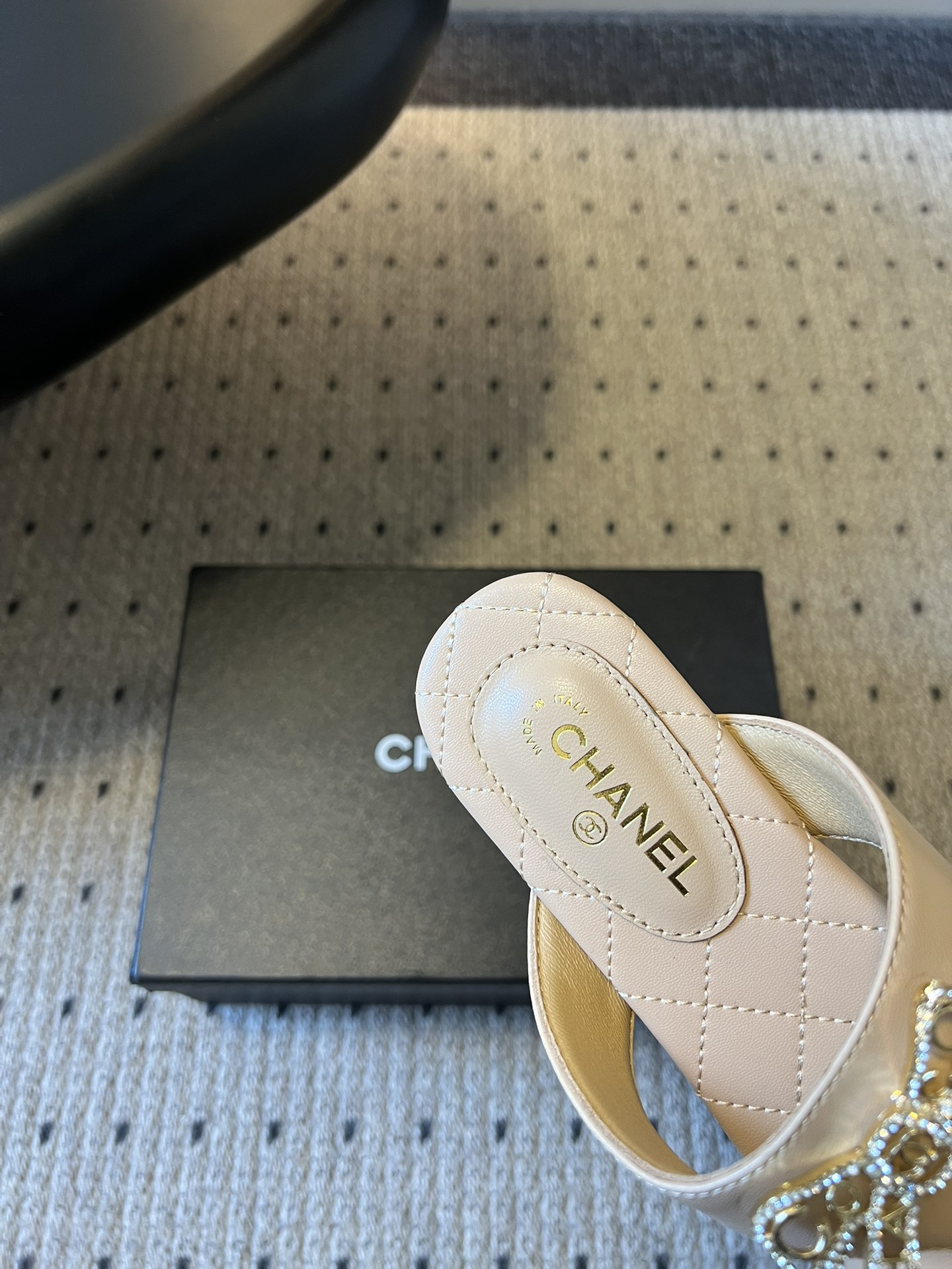 Chane*26SS早春新款菱格夹脚凉拖菱格纹夹脚凉拖，是夏日里的温柔暴击。水钻蝴蝶结缀于鞋面，blin