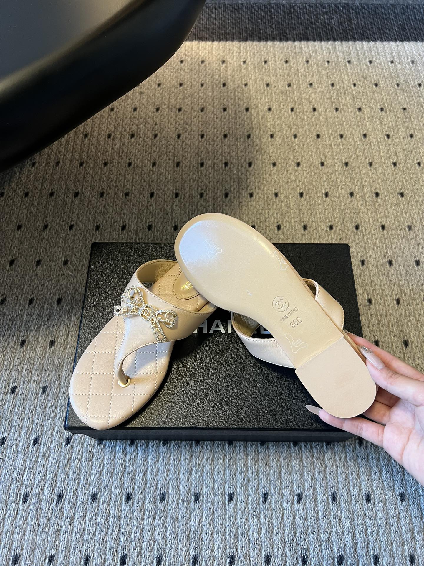 Chane*26SS早春新款菱格夹脚凉拖菱格纹夹脚凉拖，是夏日里的温柔暴击。水钻蝴蝶结缀于鞋面，blin