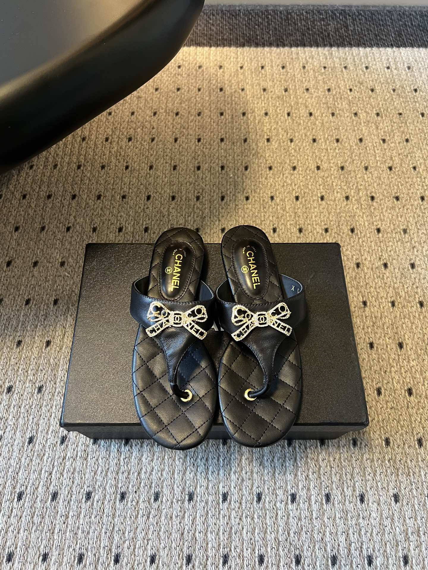 NO:758580,Chane*26SS early spring new diamond pattern flip-flops. Diamond pattern flip-flops are a gentle hit in summer. Rhinestone bows are embellished on the uppers, and blingbling brings soft light. Four colors are available: white/black/nude/off-white. The soft sole is comfortable and does not rub your feet. Step on it, go to the beach, go to the market, or go to an appointment for afternoon tea. Every step is light and agile, and the sweet but not greasy sense of sophistication fills you.  Decorated with rhinestone bows, the basic model is instantly upgraded. The low flat heel + soft insole will keep your feet tired after walking for a long time. From home to going out on the street, one pair can handle all casual scenes. The effortless sense of fashion is what summer should be like. Cowhide upper, sheepskin lining, genuine leather outsole, size 35-41 (customized sizes 40 and 41 are non-returnable), split-toe shoes, chanel, cowhide, sheepskin, Leather soles19860909Chane*26SS早春新款菱格夹脚凉拖 菱格纹夹脚凉拖,是夏日里的温柔暴击.水钻蝴蝶结缀于鞋面,blingbling自带柔光.白/黑/裸/米白四色可选,软底舒适不磨脚.踩上它,去海边、逛市集、赴约下午茶.每一步都轻盈灵动,甜而不腻的精致感拉满. 水钻蝴蝶结点缀,让基础款瞬间升级,低平跟+柔软鞋垫,久走不累脚.从居家到出街,一双搞定所有休闲场景,不费力的时髦感,才是夏天该有的样子. 鞋面牛皮 内里羊皮 大底真皮大底 size35-41码（40、41码定制不退换）,分趾鞋,chanel,cowhide,sheepskin,Leather soles,Women's Shoes