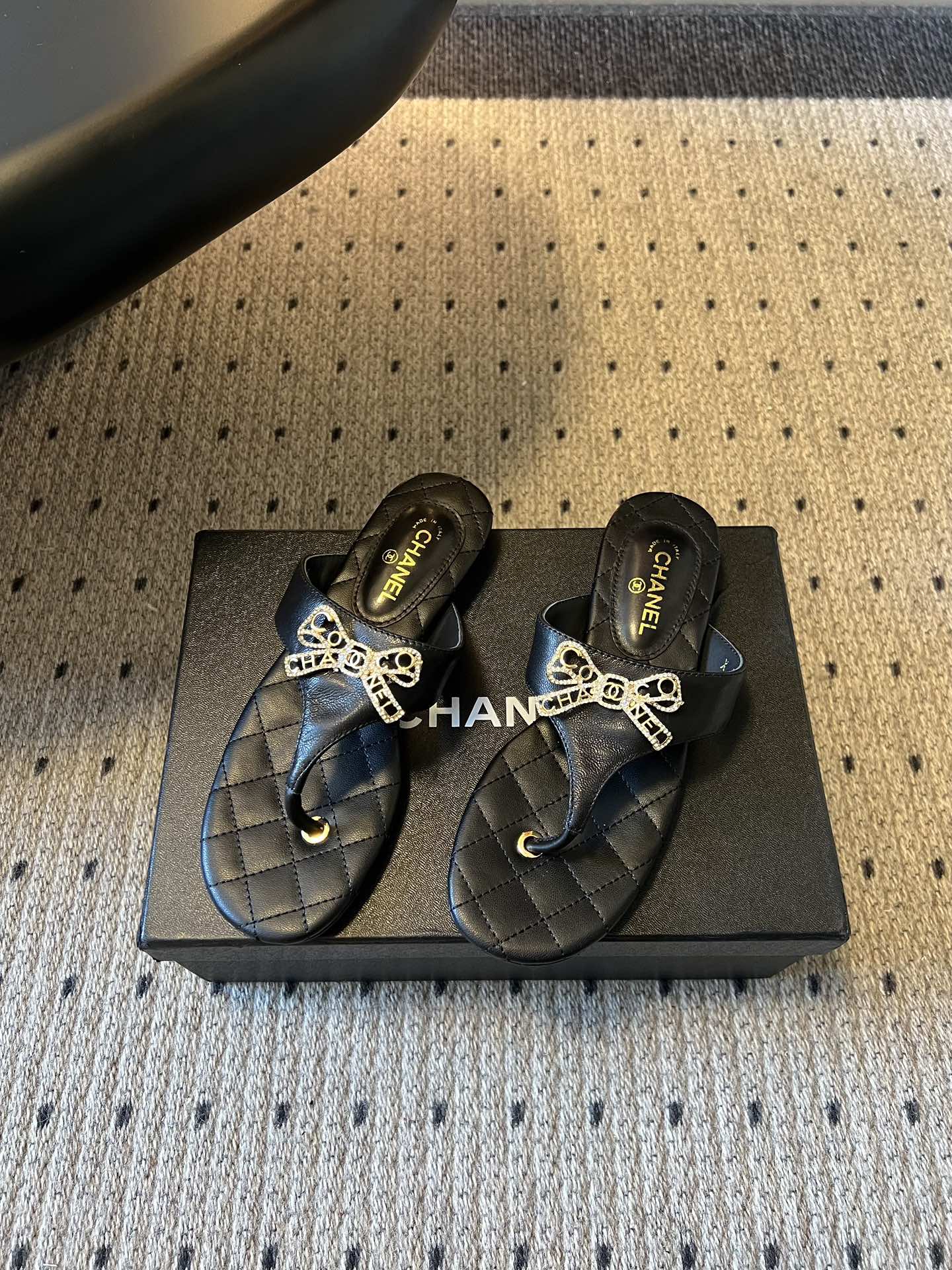 Chane*26SS早春新款菱格夹脚凉拖菱格纹夹脚凉拖，是夏日里的温柔暴击。水钻蝴蝶结缀于鞋面，blin