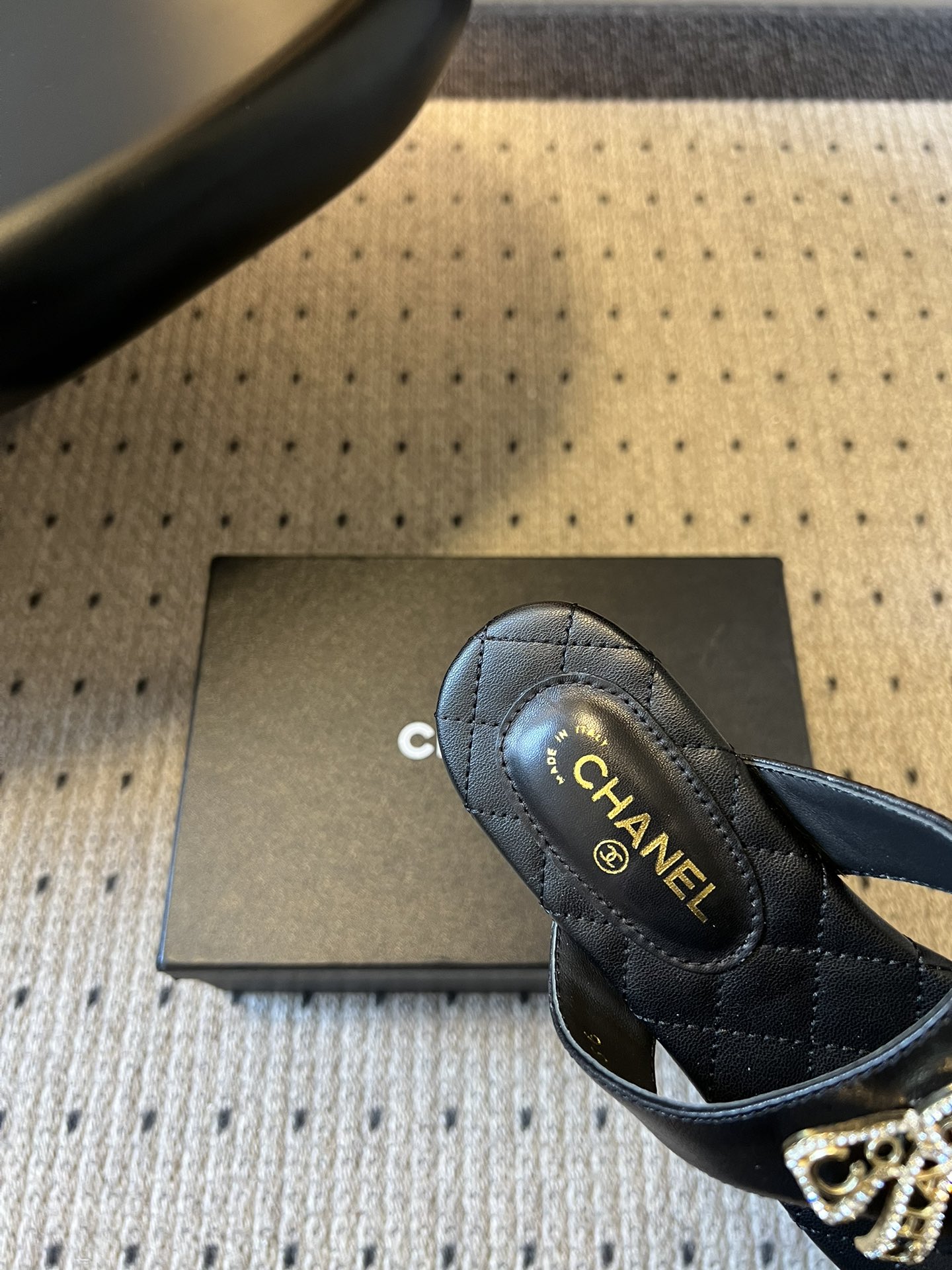 Chane*26SS早春新款菱格夹脚凉拖菱格纹夹脚凉拖，是夏日里的温柔暴击。水钻蝴蝶结缀于鞋面，blin