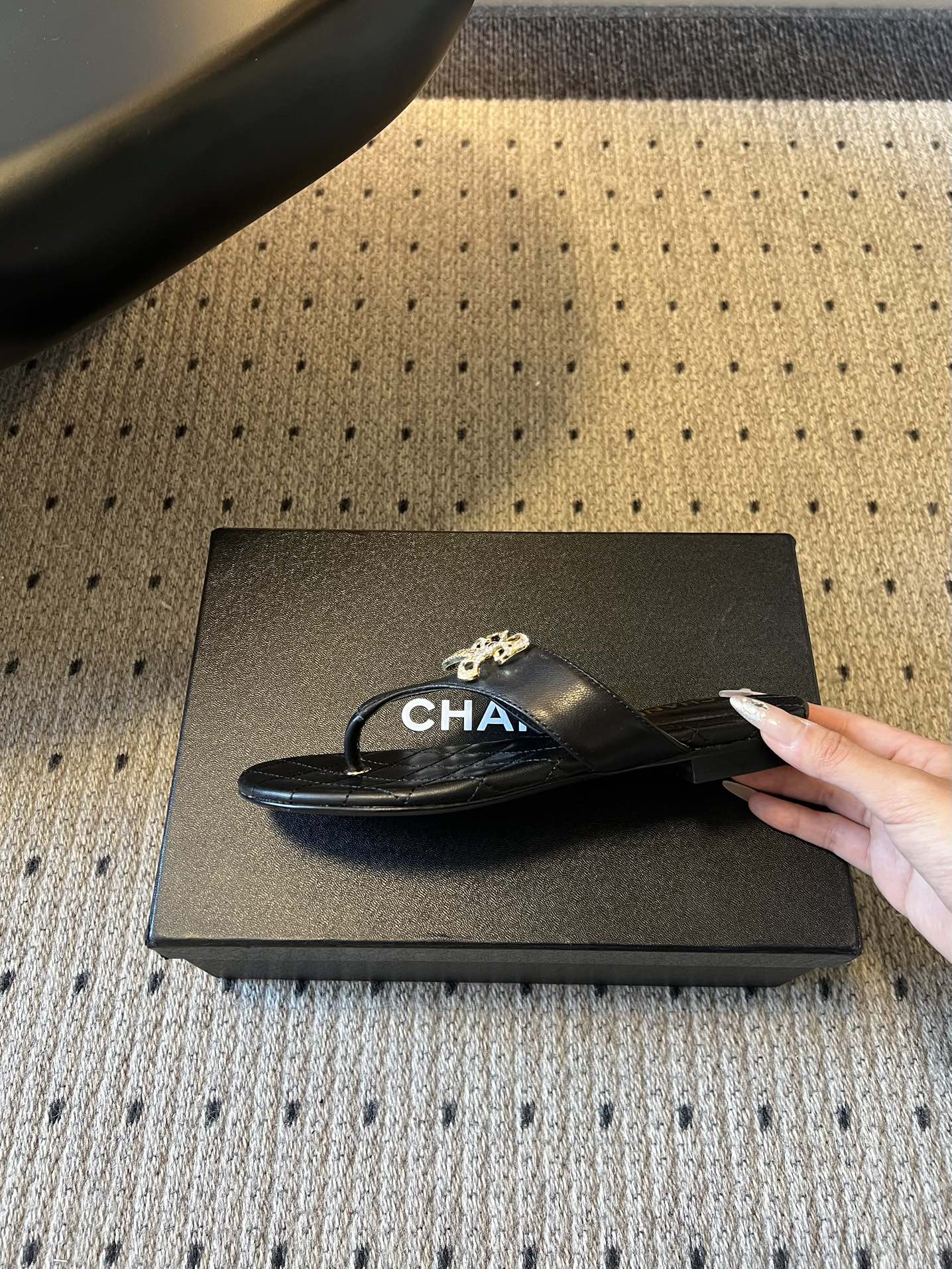 Chane*26SS早春新款菱格夹脚凉拖菱格纹夹脚凉拖，是夏日里的温柔暴击。水钻蝴蝶结缀于鞋面，blin