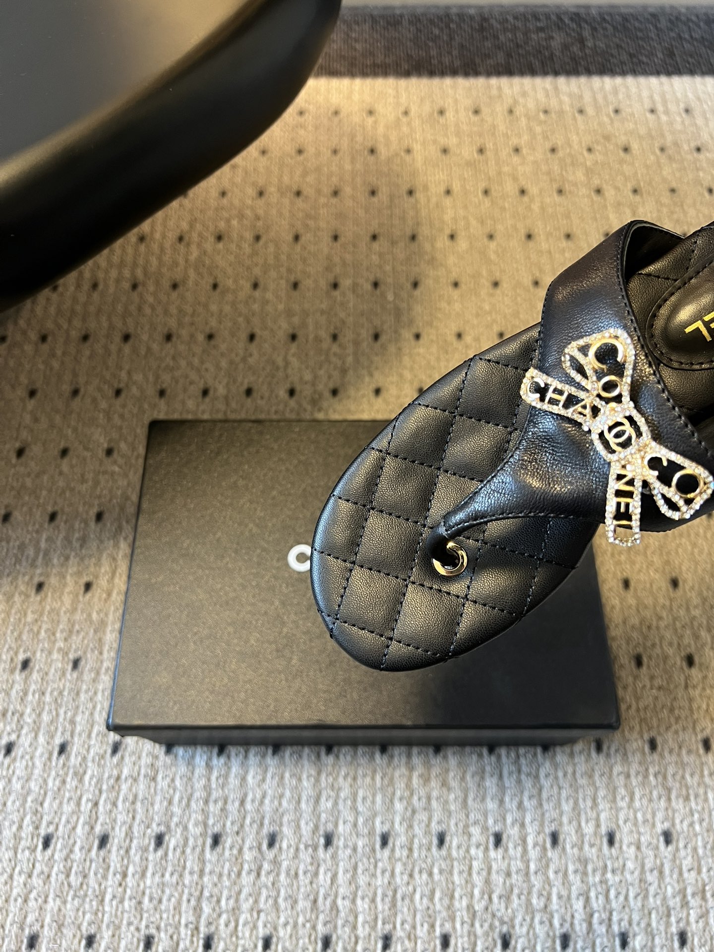 Chane*26SS早春新款菱格夹脚凉拖菱格纹夹脚凉拖，是夏日里的温柔暴击。水钻蝴蝶结缀于鞋面，blin