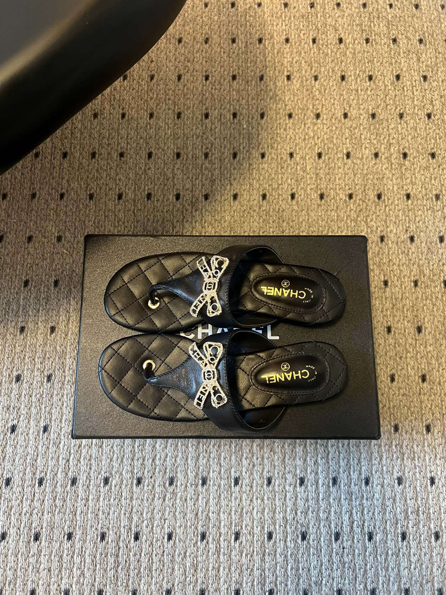 Chane*26SS早春新款菱格夹脚凉拖菱格纹夹脚凉拖，是夏日里的温柔暴击。水钻蝴蝶结缀于鞋面，blin