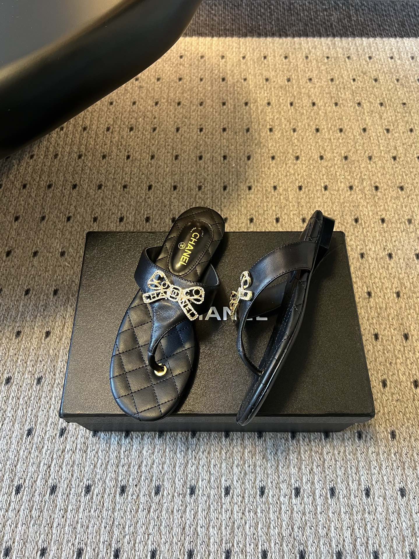 Chane*26SS早春新款菱格夹脚凉拖菱格纹夹脚凉拖，是夏日里的温柔暴击。水钻蝴蝶结缀于鞋面，blin