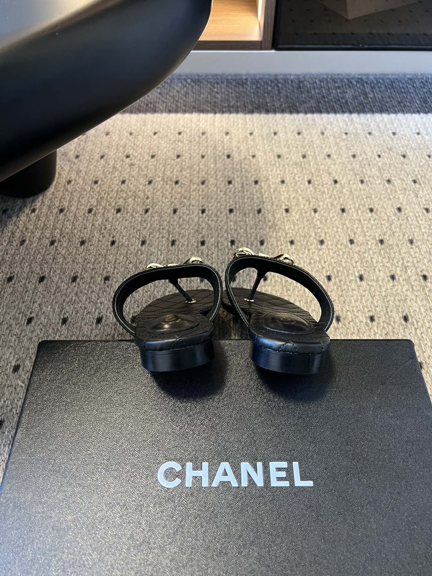 Chane*26SS早春新款菱格夹脚凉拖菱格纹夹脚凉拖，是夏日里的温柔暴击。水钻蝴蝶结缀于鞋面，blin