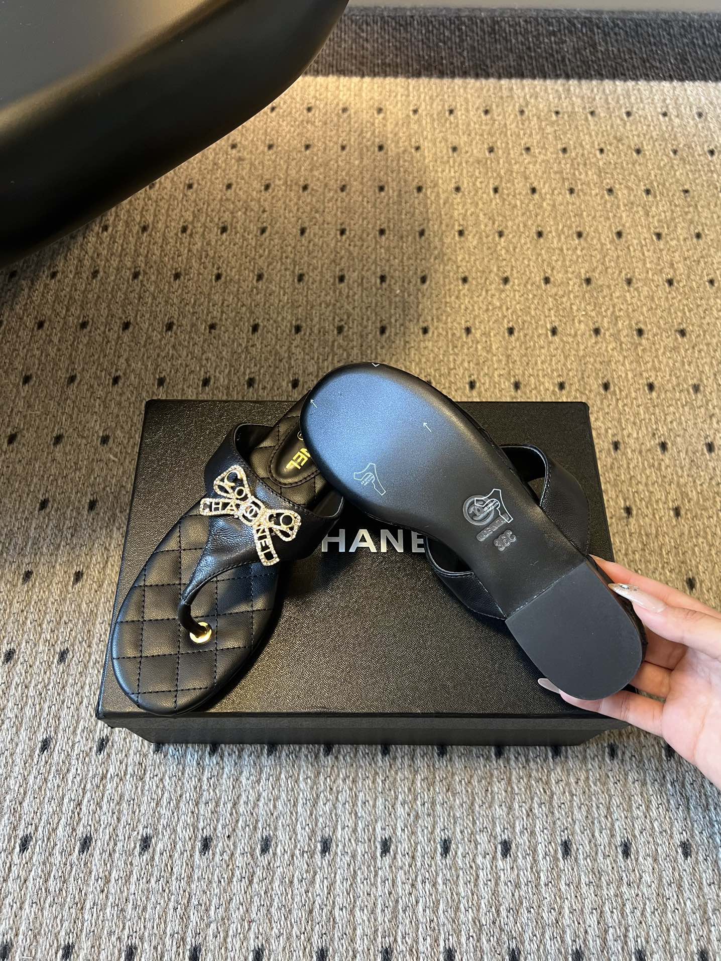 Chane*26SS早春新款菱格夹脚凉拖菱格纹夹脚凉拖，是夏日里的温柔暴击。水钻蝴蝶结缀于鞋面，blin