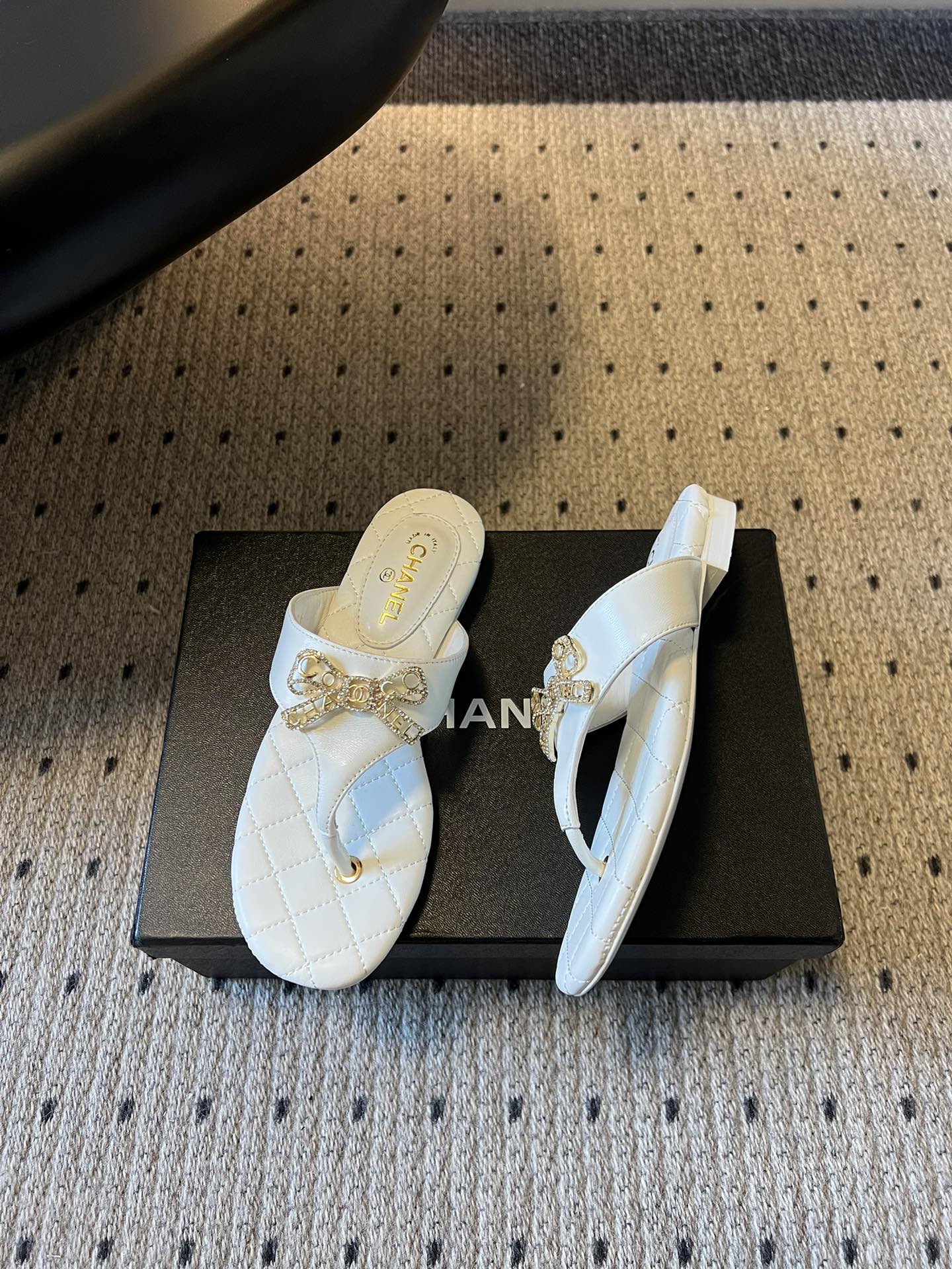 Chane*26SS早春新款菱格夹脚凉拖菱格纹夹脚凉拖，是夏日里的温柔暴击。水钻蝴蝶结缀于鞋面，blin