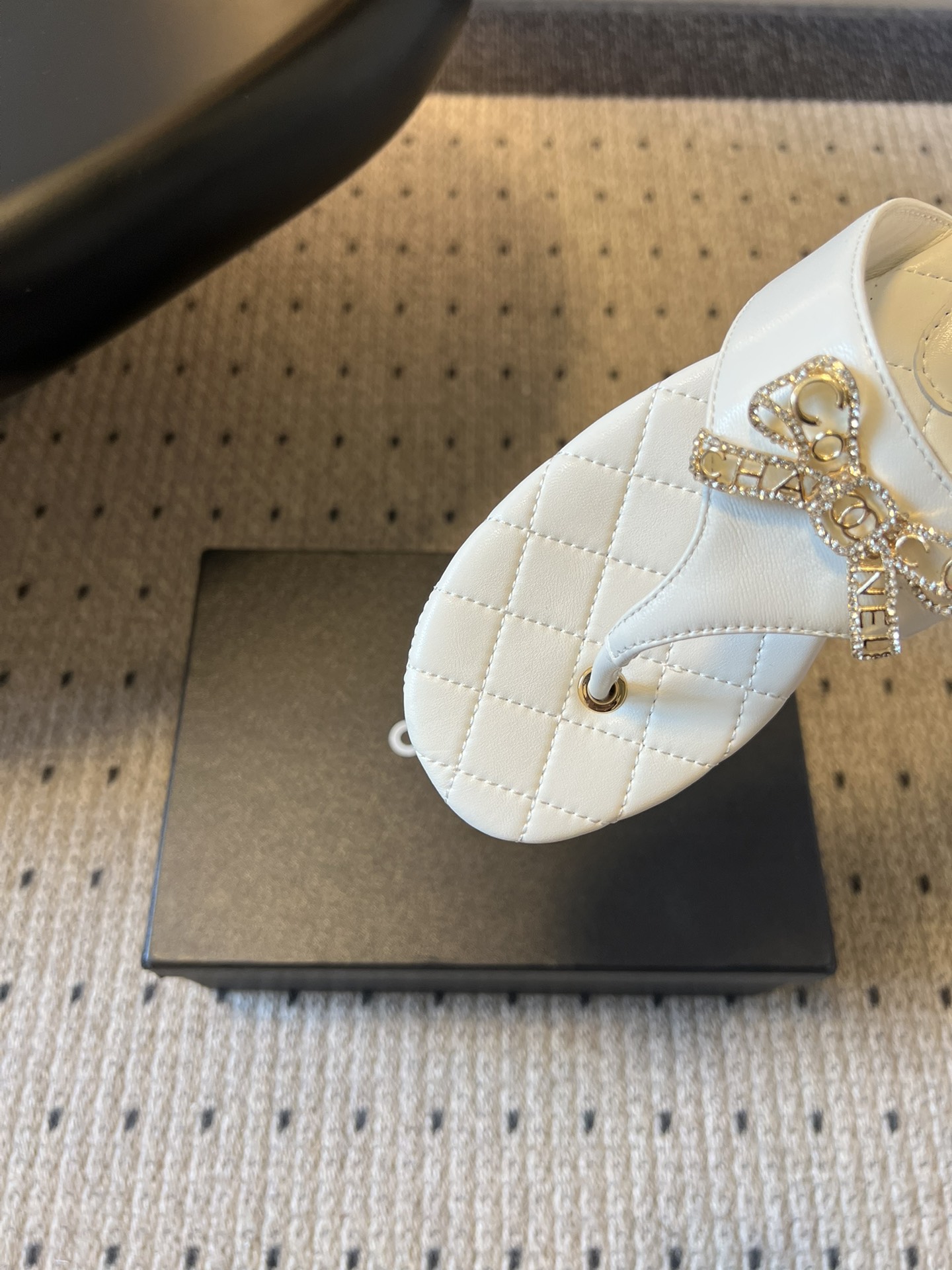 Chane*26SS早春新款菱格夹脚凉拖菱格纹夹脚凉拖，是夏日里的温柔暴击。水钻蝴蝶结缀于鞋面，blin