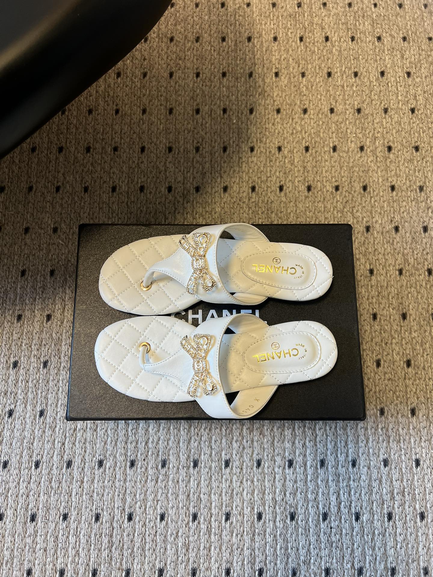 Chane*26SS早春新款菱格夹脚凉拖菱格纹夹脚凉拖，是夏日里的温柔暴击。水钻蝴蝶结缀于鞋面，blin