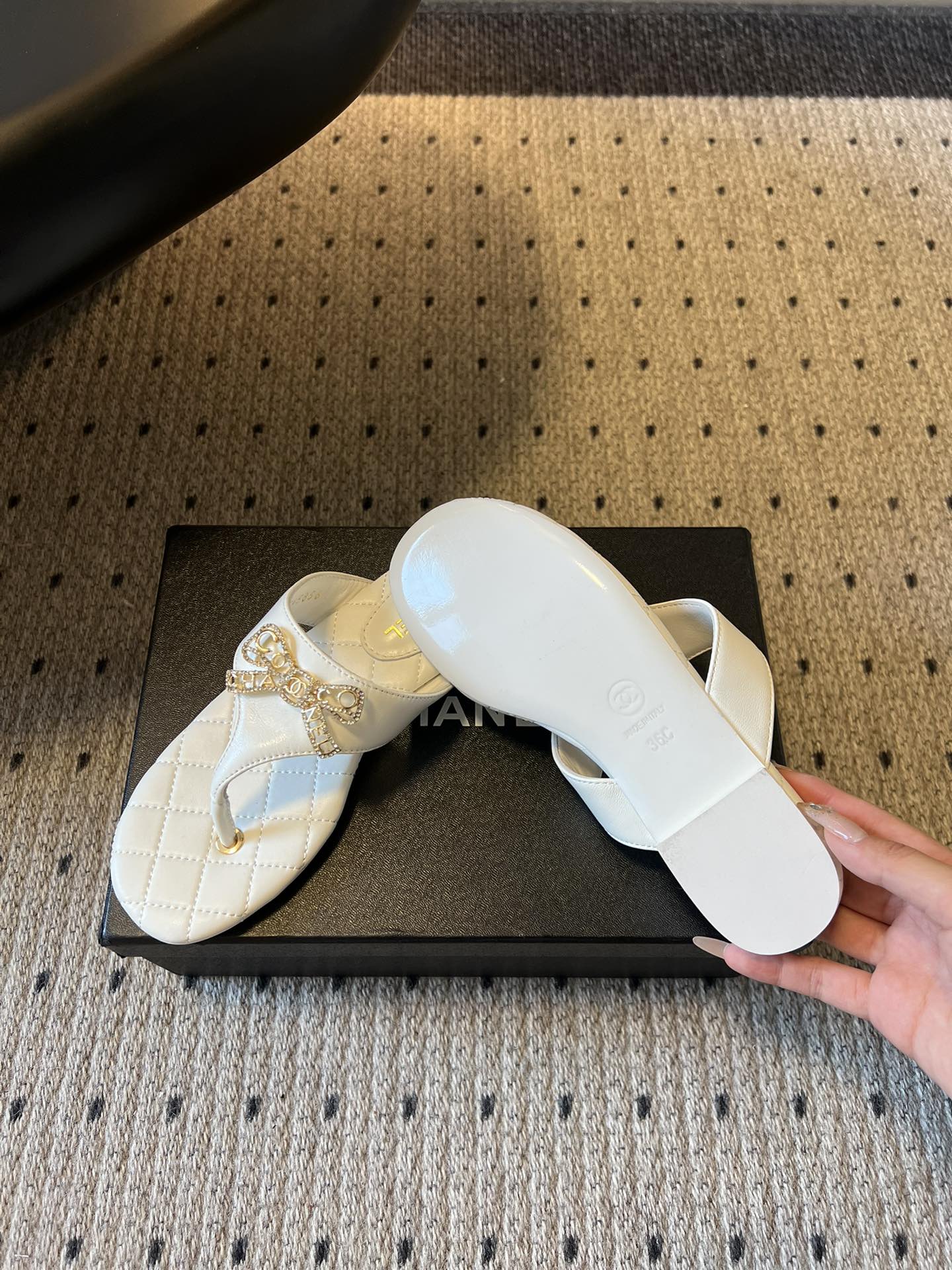 Chane*26SS早春新款菱格夹脚凉拖菱格纹夹脚凉拖，是夏日里的温柔暴击。水钻蝴蝶结缀于鞋面，blin