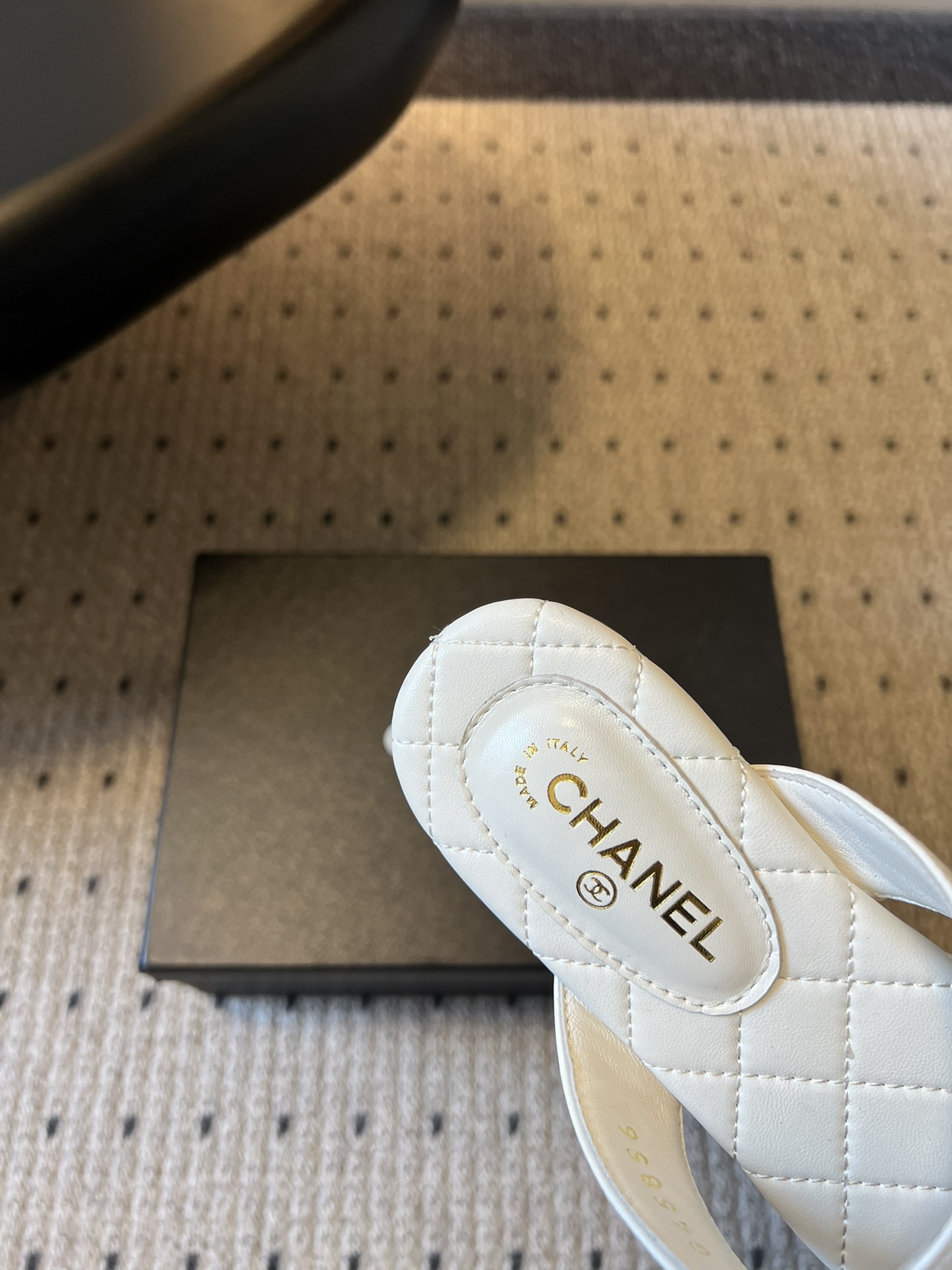 Chane*26SS早春新款菱格夹脚凉拖菱格纹夹脚凉拖，是夏日里的温柔暴击。水钻蝴蝶结缀于鞋面，blin