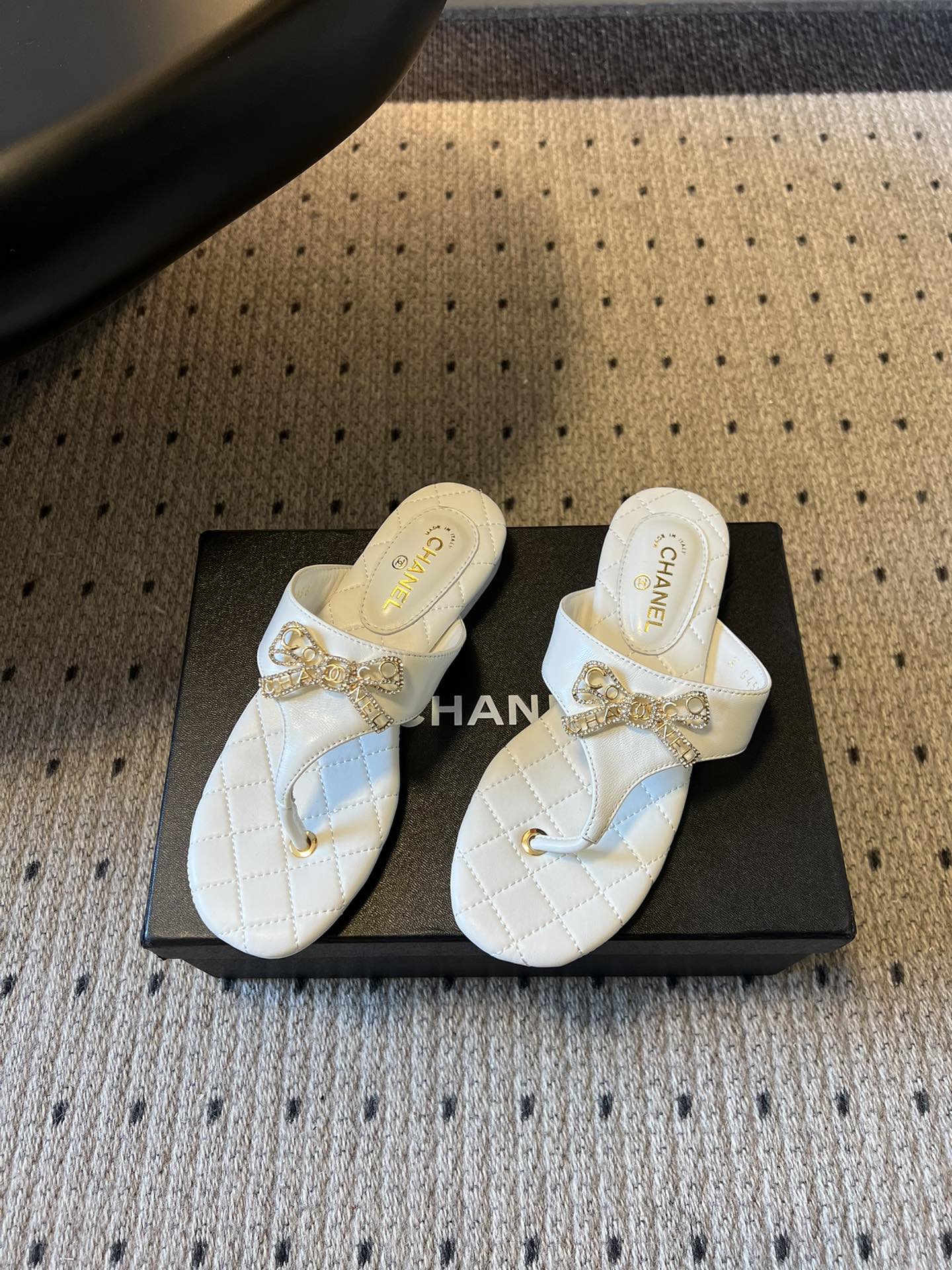 Chane*26SS早春新款菱格夹脚凉拖菱格纹夹脚凉拖，是夏日里的温柔暴击。水钻蝴蝶结缀于鞋面，blin