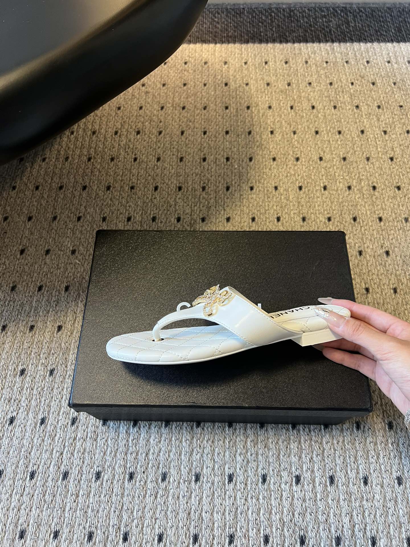 Chane*26SS早春新款菱格夹脚凉拖菱格纹夹脚凉拖，是夏日里的温柔暴击。水钻蝴蝶结缀于鞋面，blin