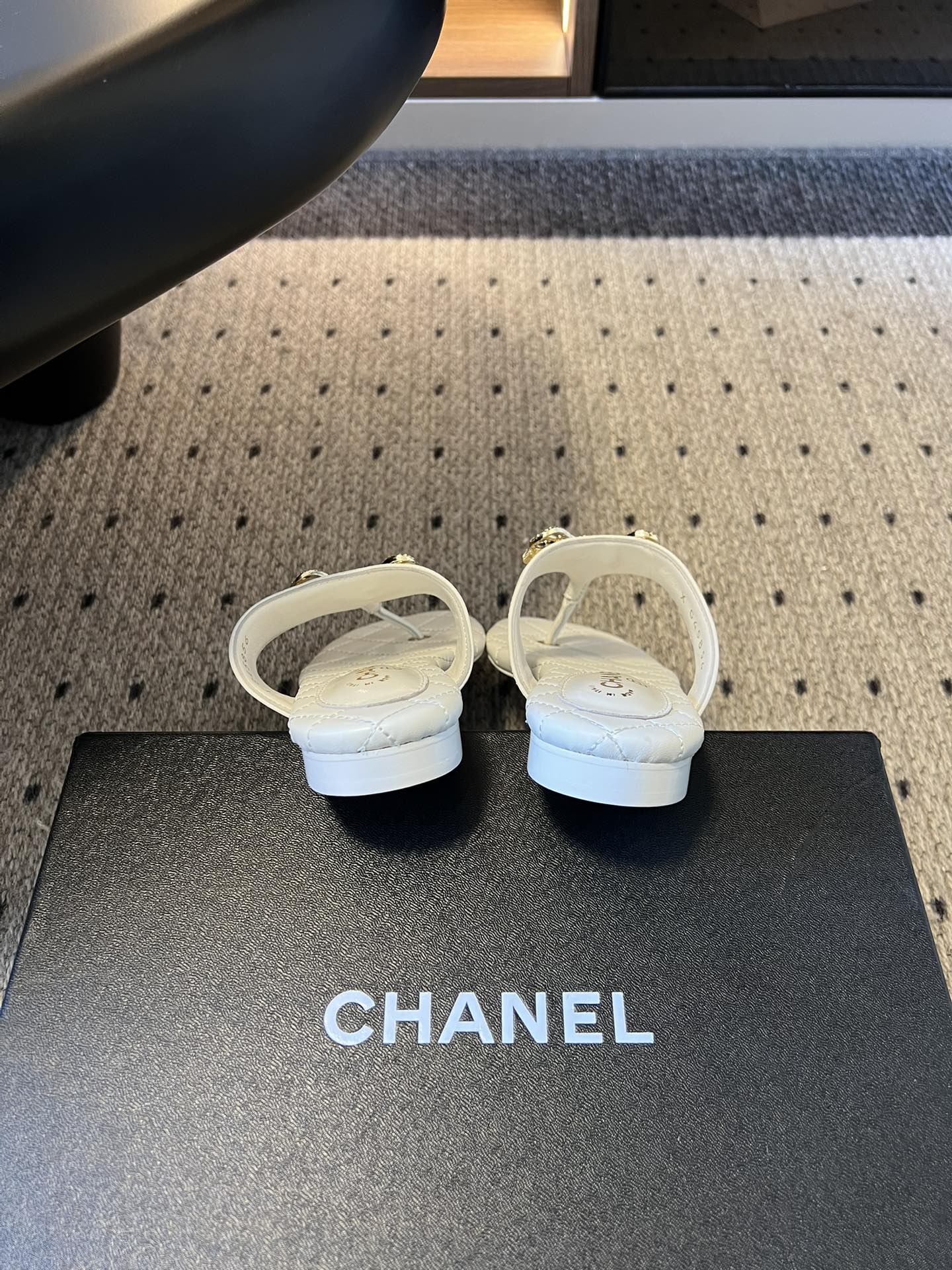 Chane*26SS早春新款菱格夹脚凉拖菱格纹夹脚凉拖，是夏日里的温柔暴击。水钻蝴蝶结缀于鞋面，blin