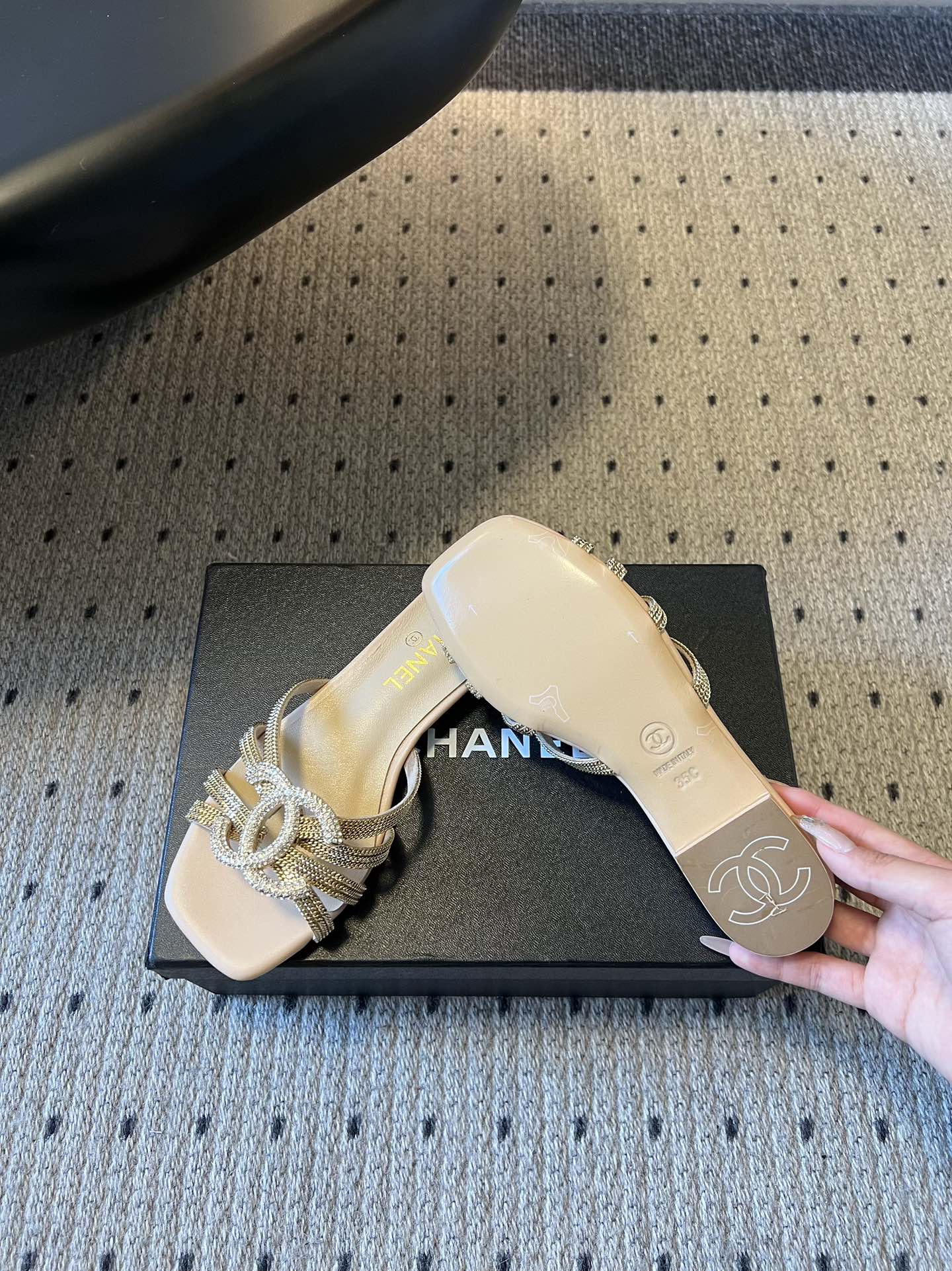 下单备注跟高统一Chane*26SS早春新款金属编织水钻凉拖把星光踩在脚下，这双钻饰凉拖太懂高级感了！金