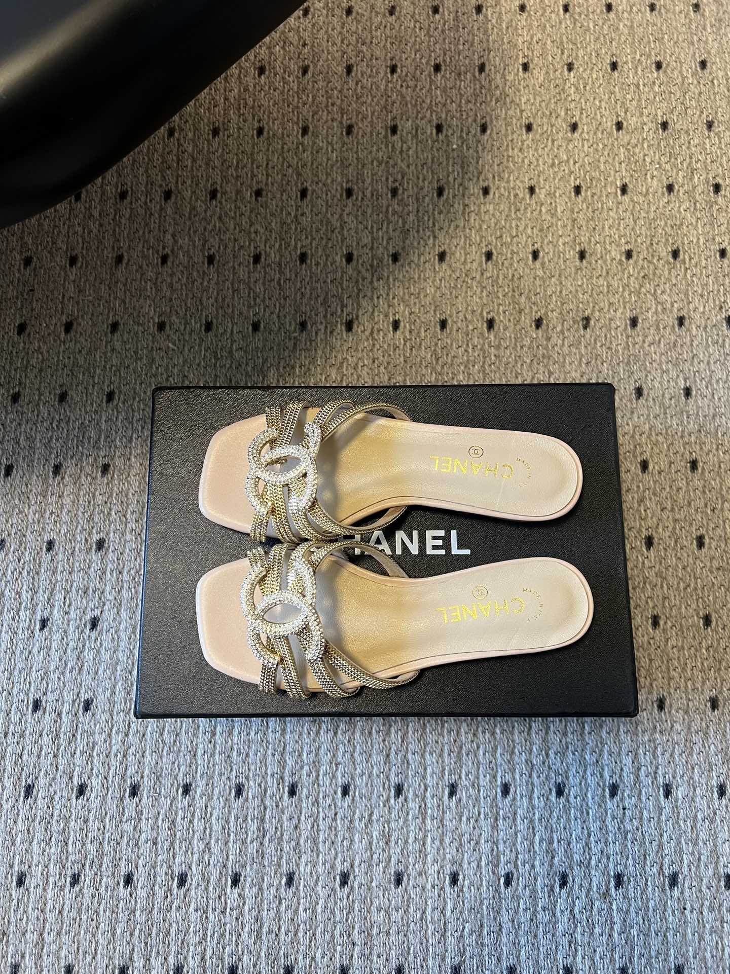 下单备注跟高统一Chane*26SS早春新款金属编织水钻凉拖把星光踩在脚下，这双钻饰凉拖太懂高级感了！金