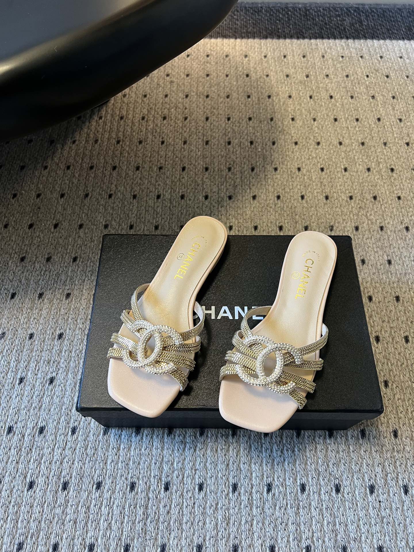 下单备注跟高统一Chane*26SS早春新款金属编织水钻凉拖把星光踩在脚下，这双钻饰凉拖太懂高级感了！金