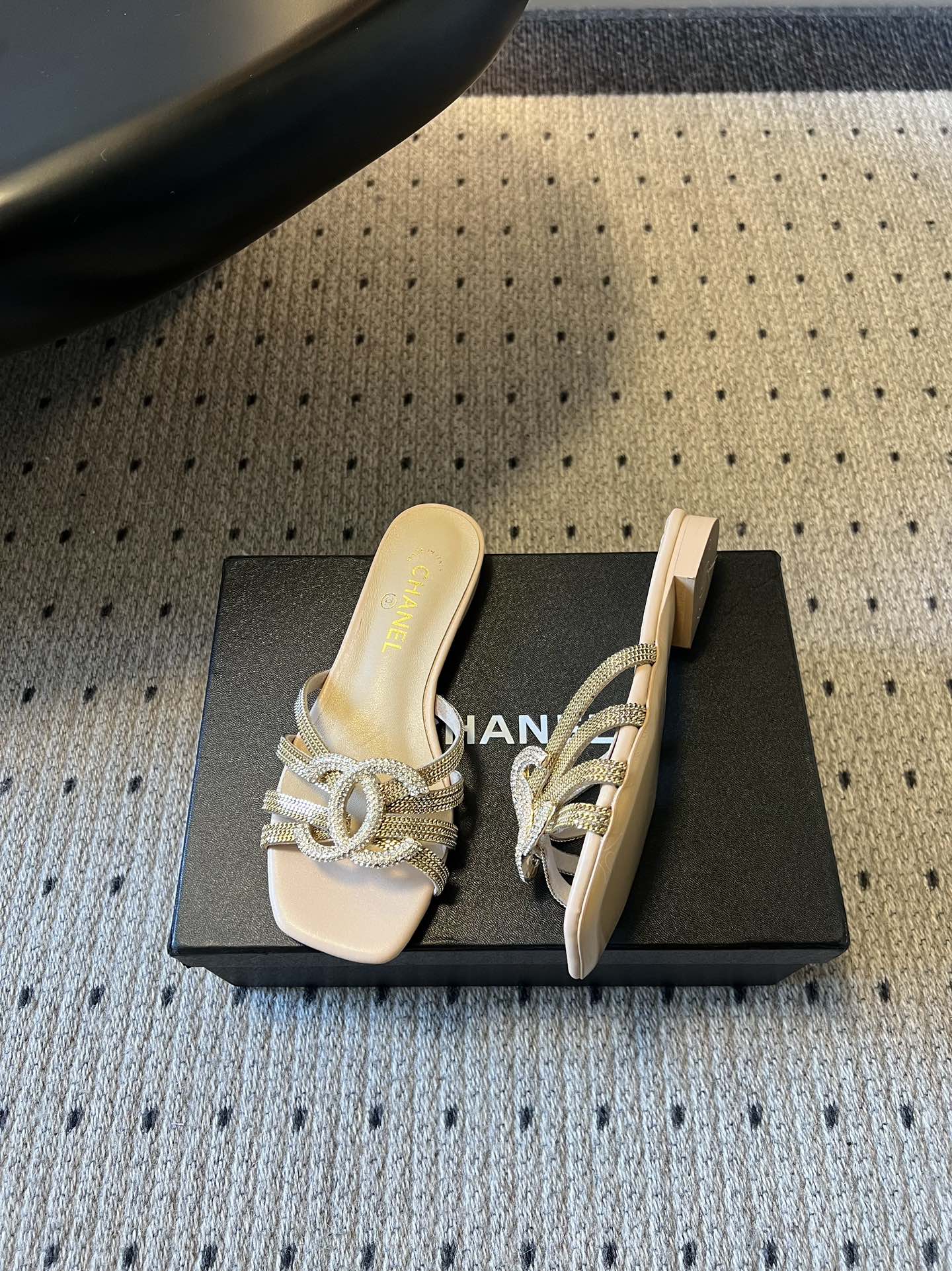 下单备注跟高统一Chane*26SS早春新款金属编织水钻凉拖把星光踩在脚下，这双钻饰凉拖太懂高级感了！金