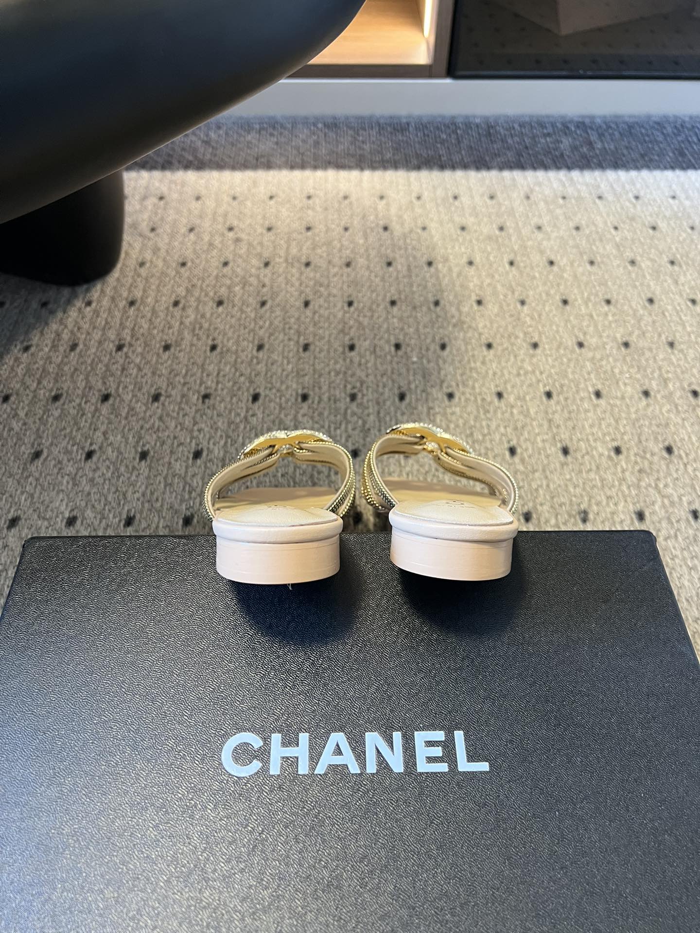 下单备注跟高统一Chane*26SS早春新款金属编织水钻凉拖把星光踩在脚下，这双钻饰凉拖太懂高级感了！金