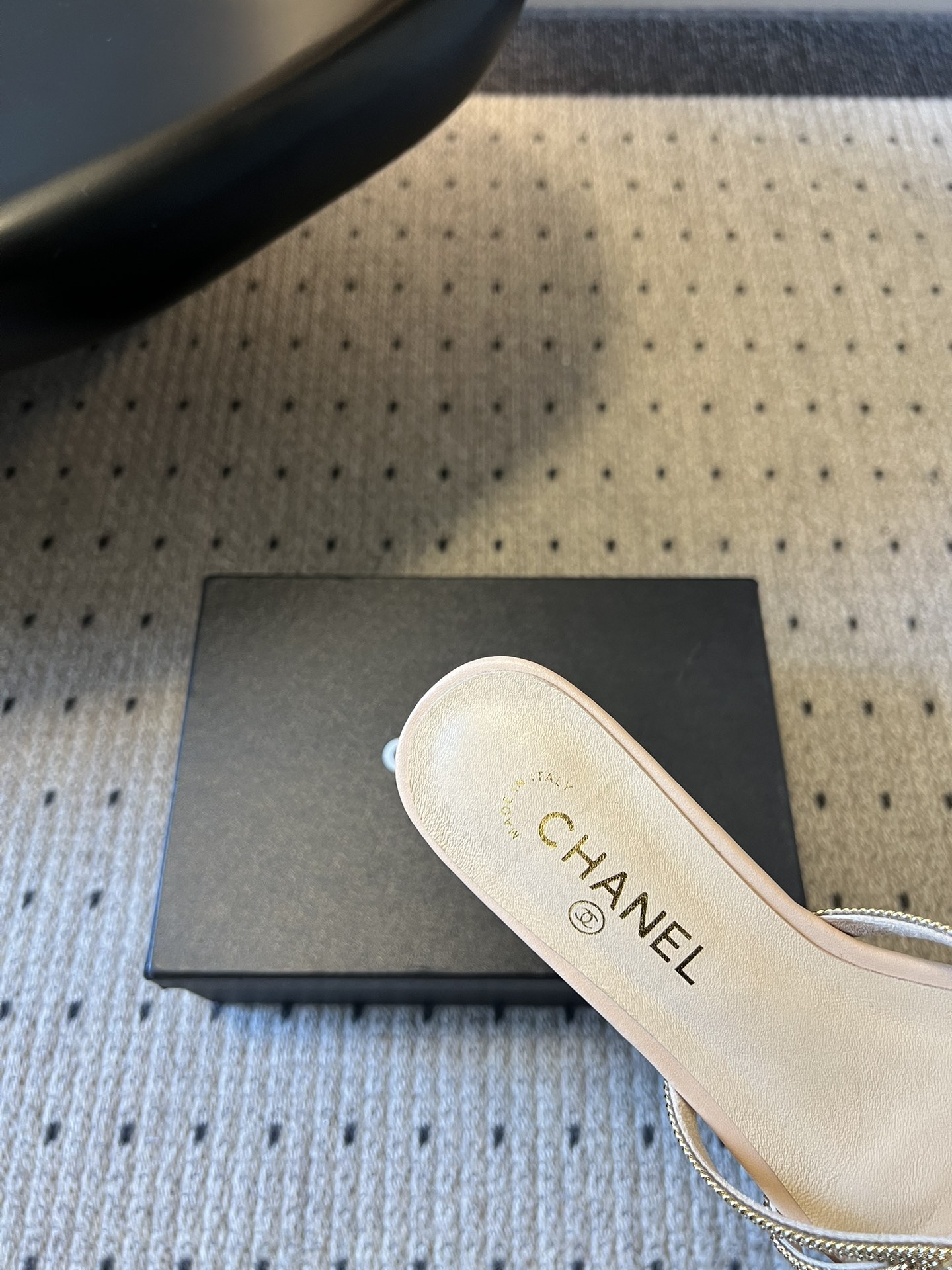 下单备注跟高统一Chane*26SS早春新款金属编织水钻凉拖把星光踩在脚下，这双钻饰凉拖太懂高级感了！金