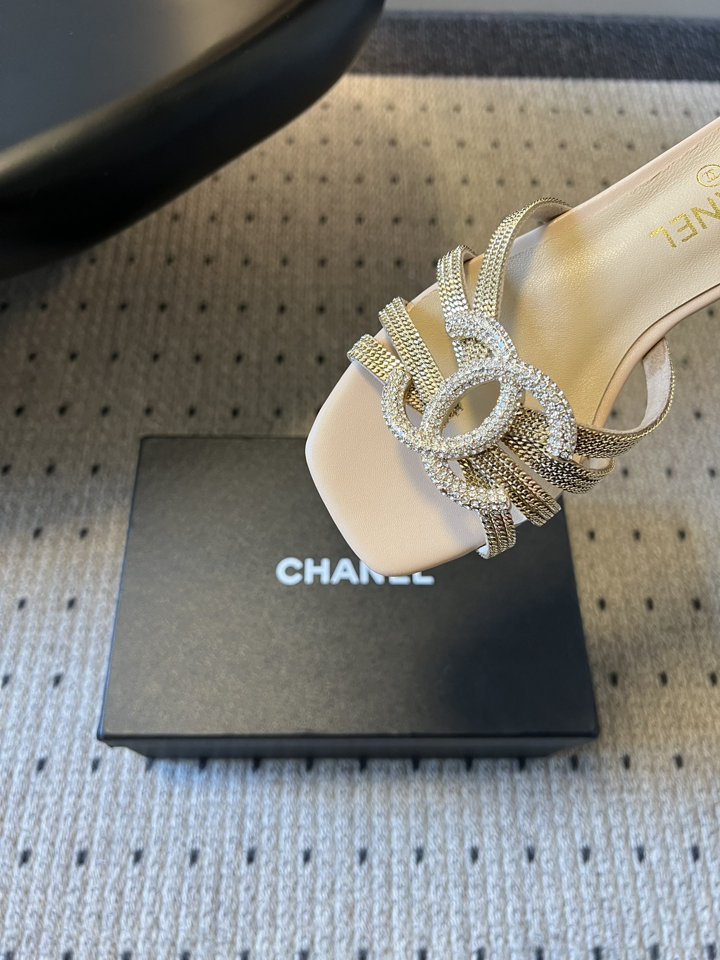 下单备注跟高统一Chane*26SS早春新款金属编织水钻凉拖把星光踩在脚下，这双钻饰凉拖太懂高级感了！金