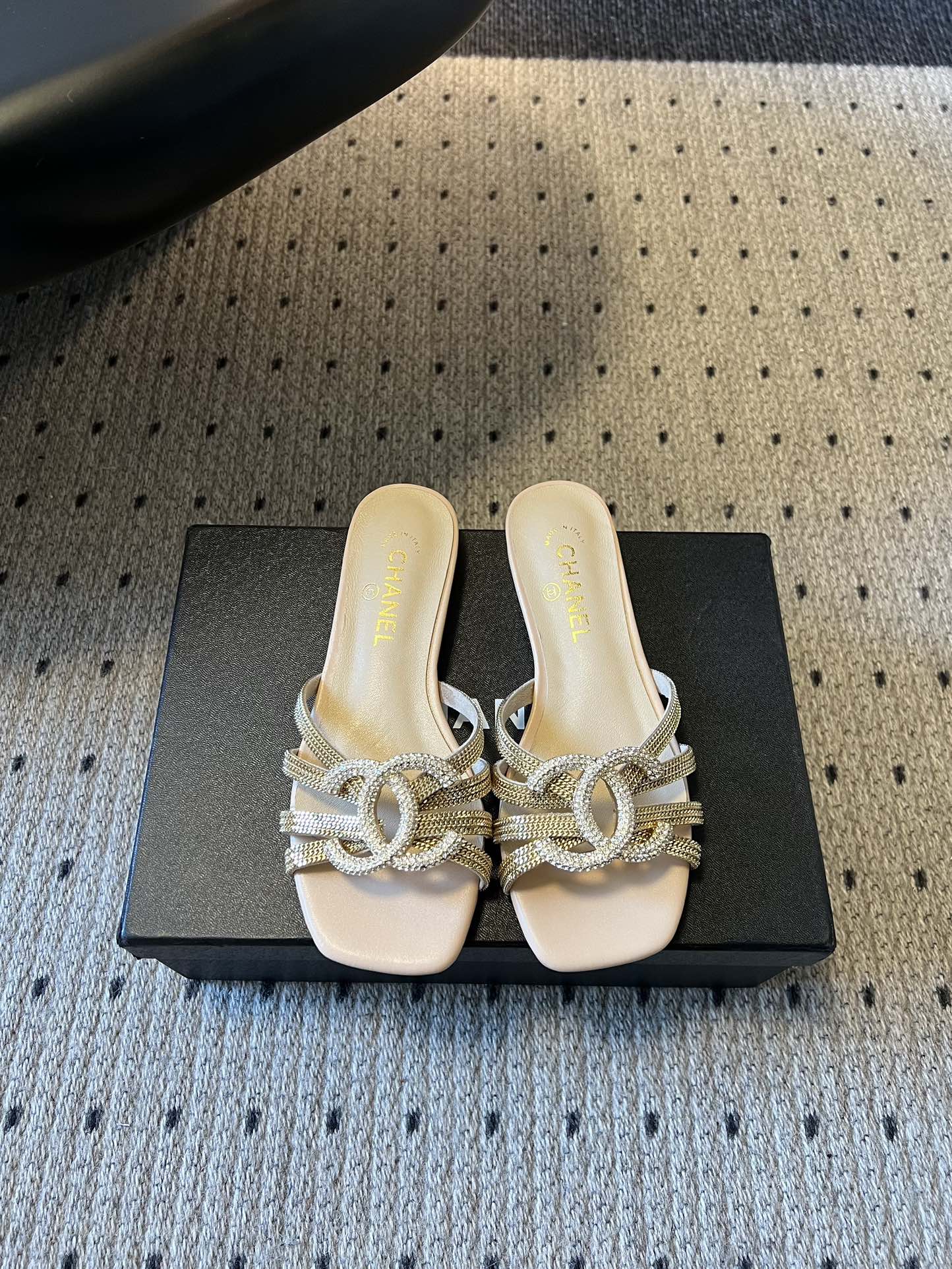 下单备注跟高统一Chane*26SS早春新款金属编织水钻凉拖把星光踩在脚下，这双钻饰凉拖太懂高级感了！金