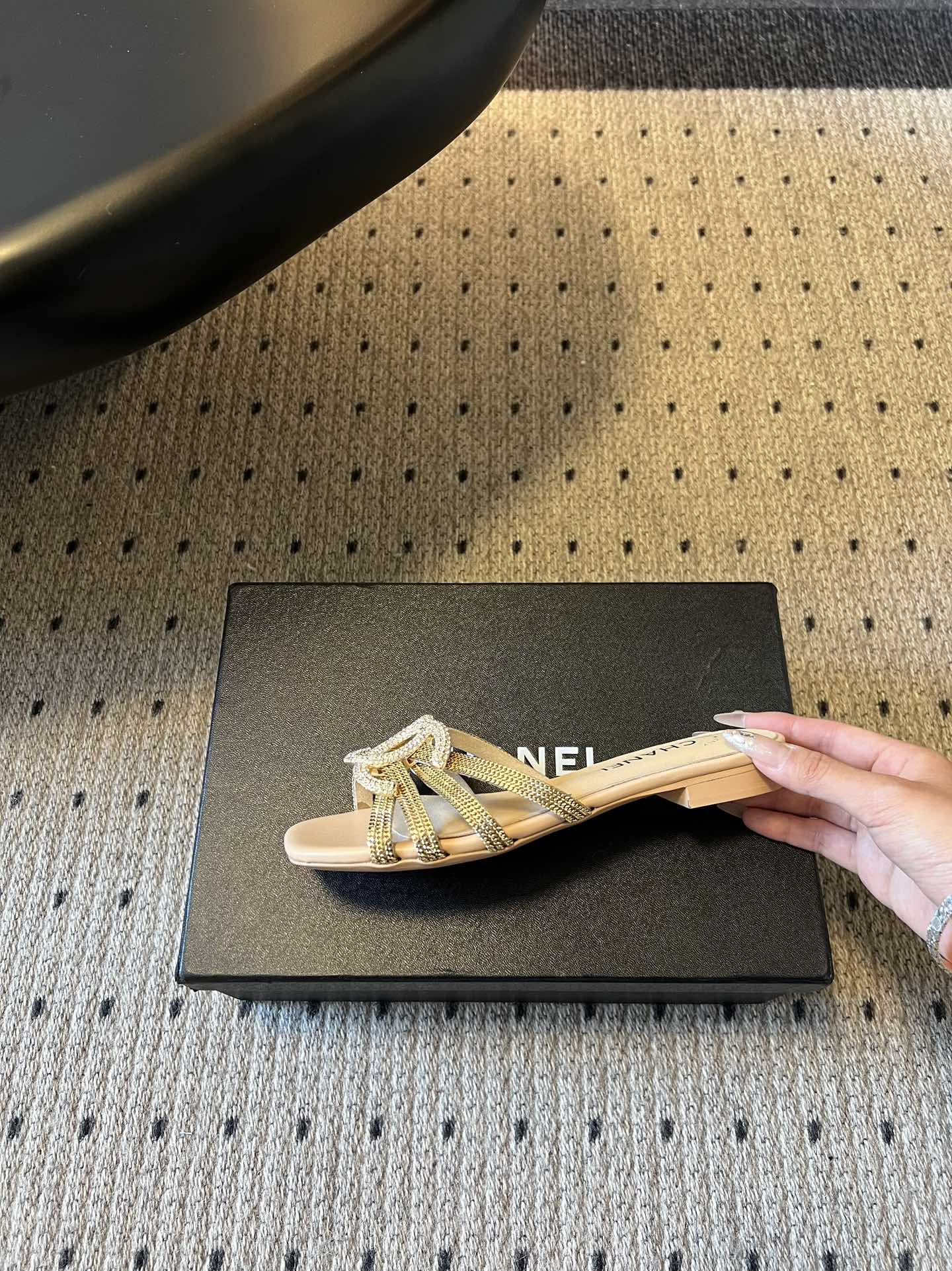 下单备注跟高统一Chane*26SS早春新款金属编织水钻凉拖把星光踩在脚下，这双钻饰凉拖太懂高级感了！金