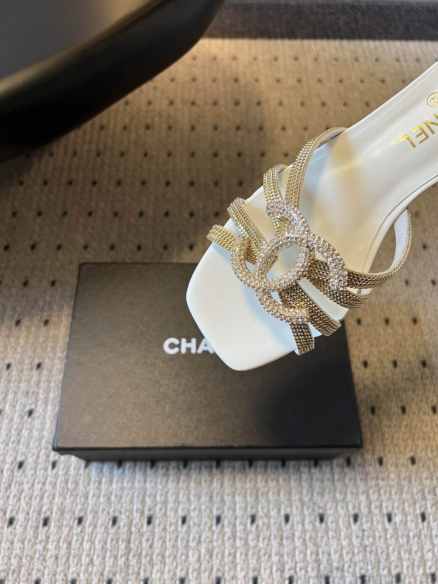 下单备注跟高统一Chane*26SS早春新款金属编织水钻凉拖把星光踩在脚下，这双钻饰凉拖太懂高级感了！金