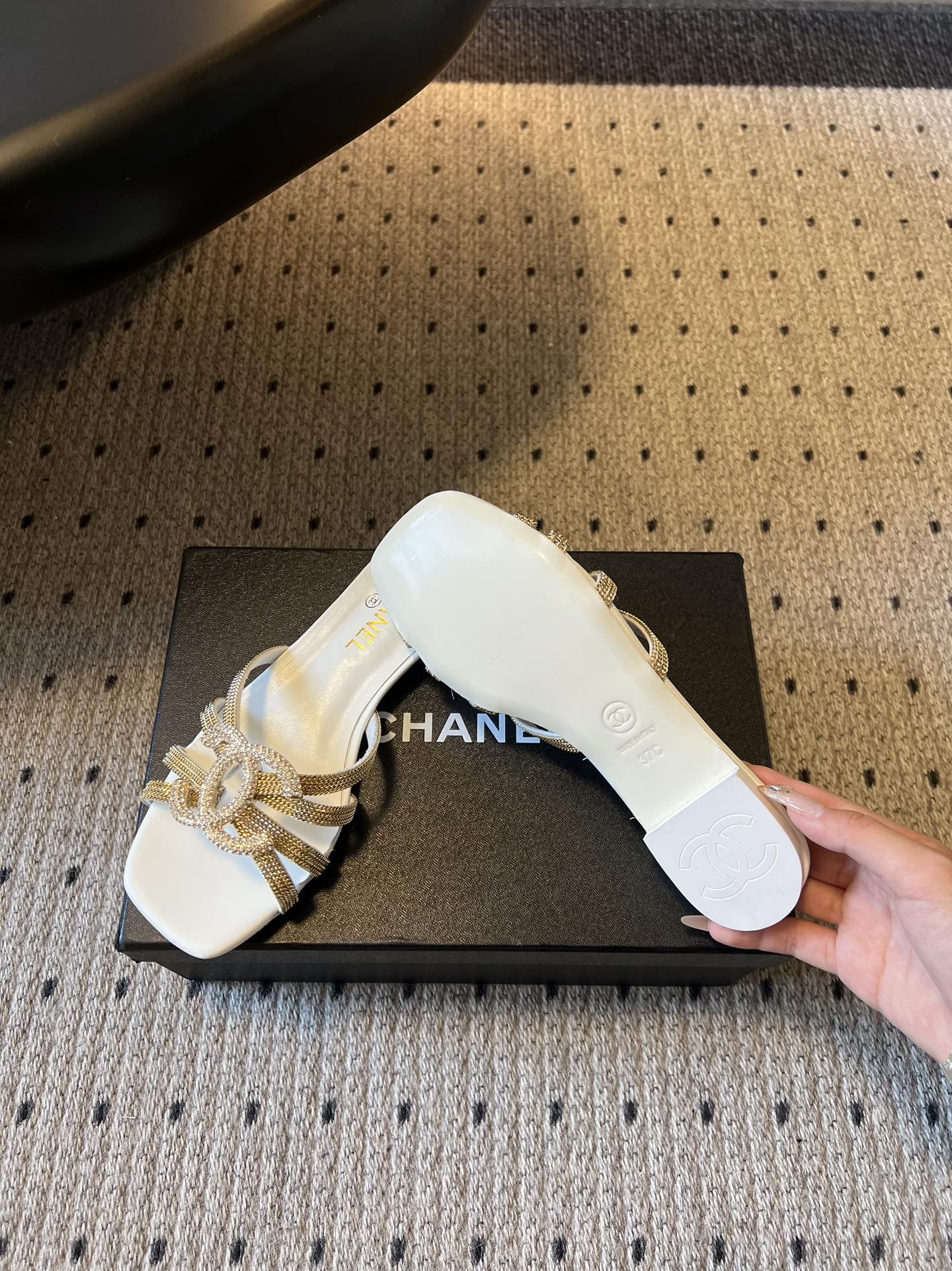 下单备注跟高统一Chane*26SS早春新款金属编织水钻凉拖把星光踩在脚下，这双钻饰凉拖太懂高级感了！金