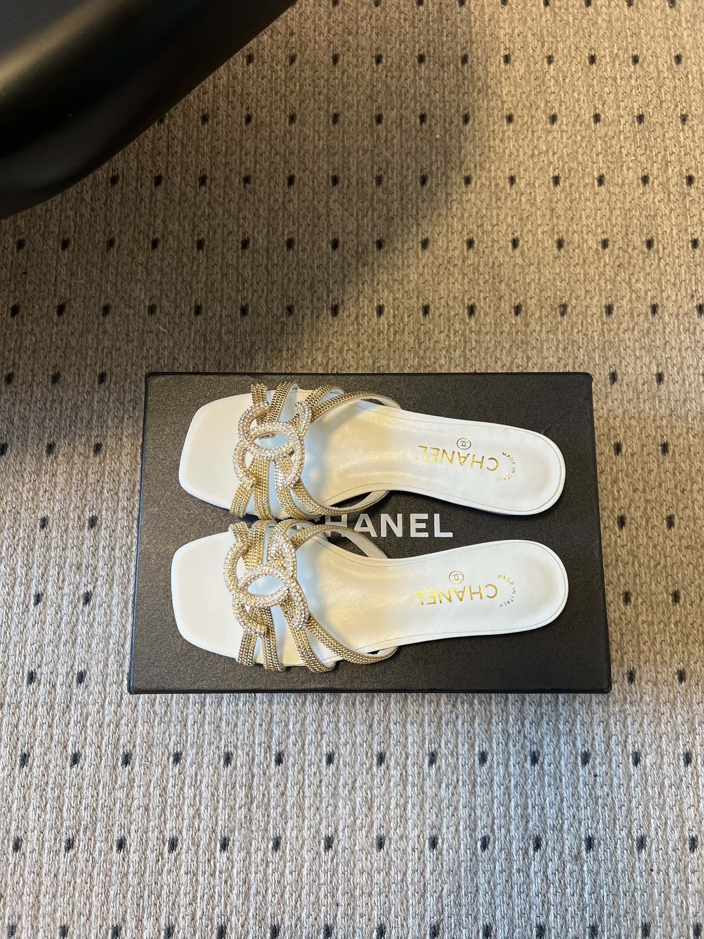 下单备注跟高统一Chane*26SS早春新款金属编织水钻凉拖把星光踩在脚下，这双钻饰凉拖太懂高级感了！金