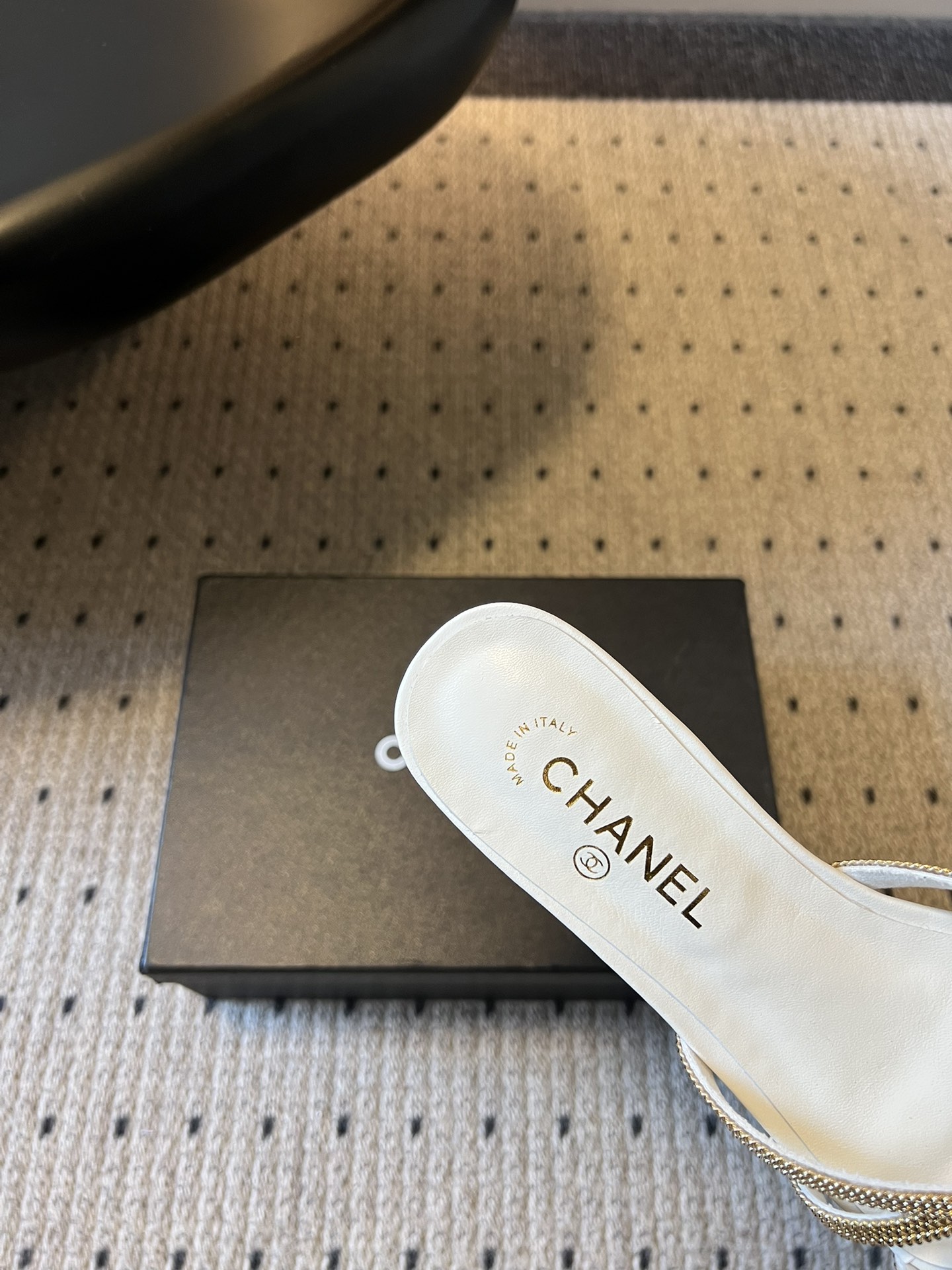 下单备注跟高统一Chane*26SS早春新款金属编织水钻凉拖把星光踩在脚下，这双钻饰凉拖太懂高级感了！金