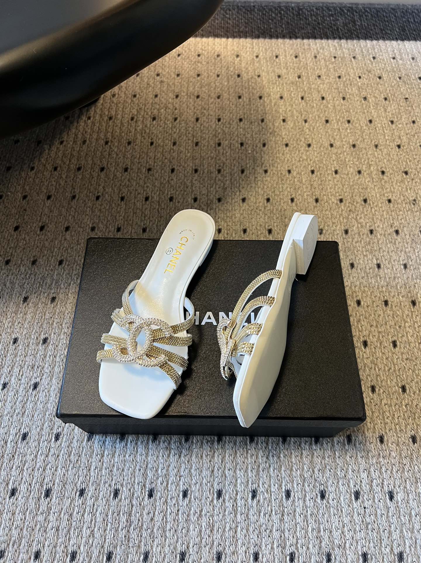 下单备注跟高统一Chane*26SS早春新款金属编织水钻凉拖把星光踩在脚下，这双钻饰凉拖太懂高级感了！金