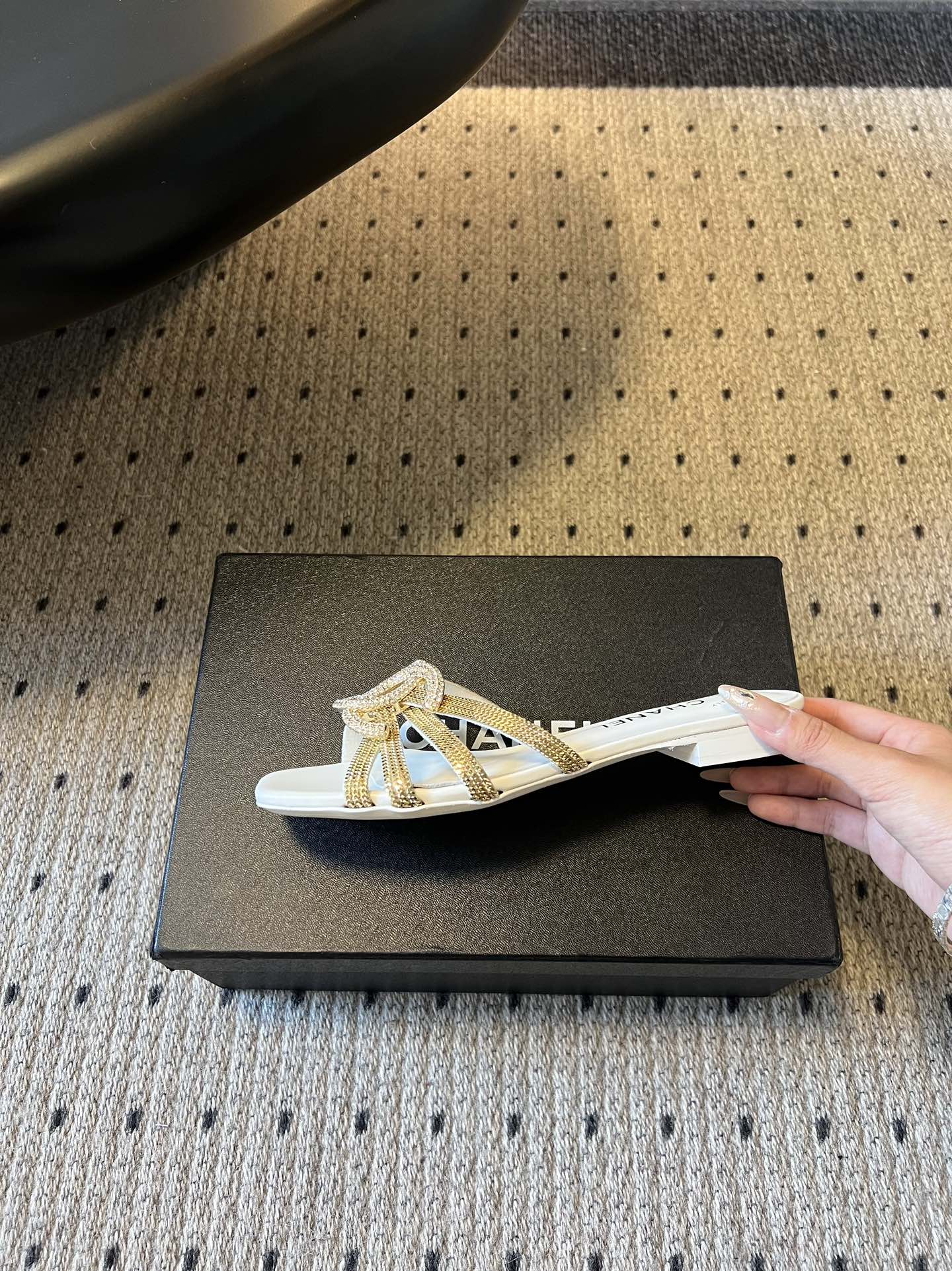 下单备注跟高统一Chane*26SS早春新款金属编织水钻凉拖把星光踩在脚下，这双钻饰凉拖太懂高级感了！金