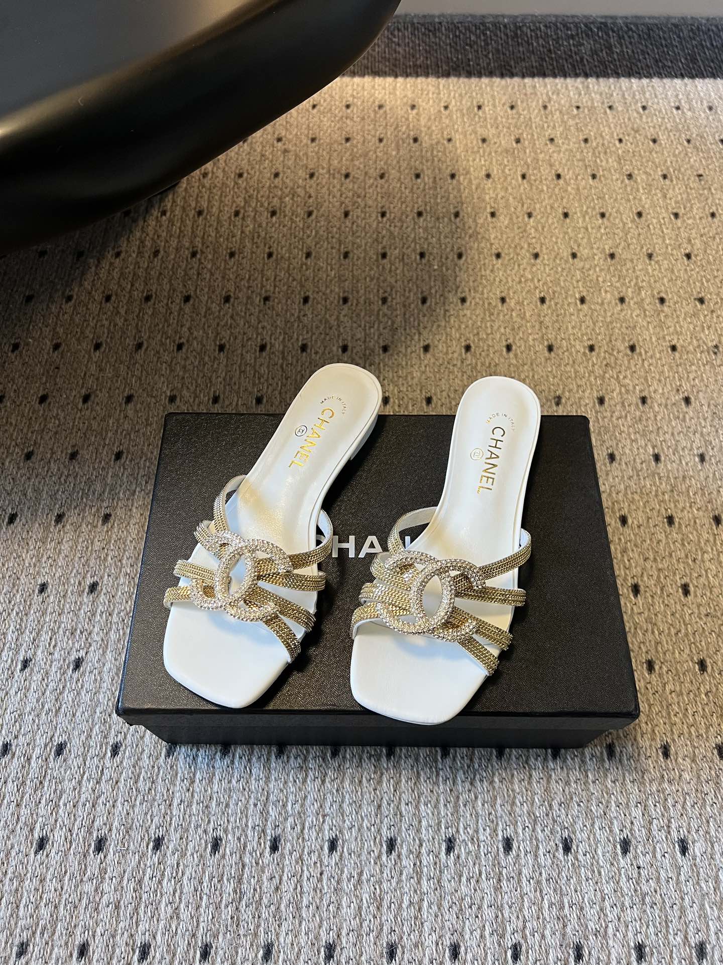 下单备注跟高统一Chane*26SS早春新款金属编织水钻凉拖把星光踩在脚下，这双钻饰凉拖太懂高级感了！金