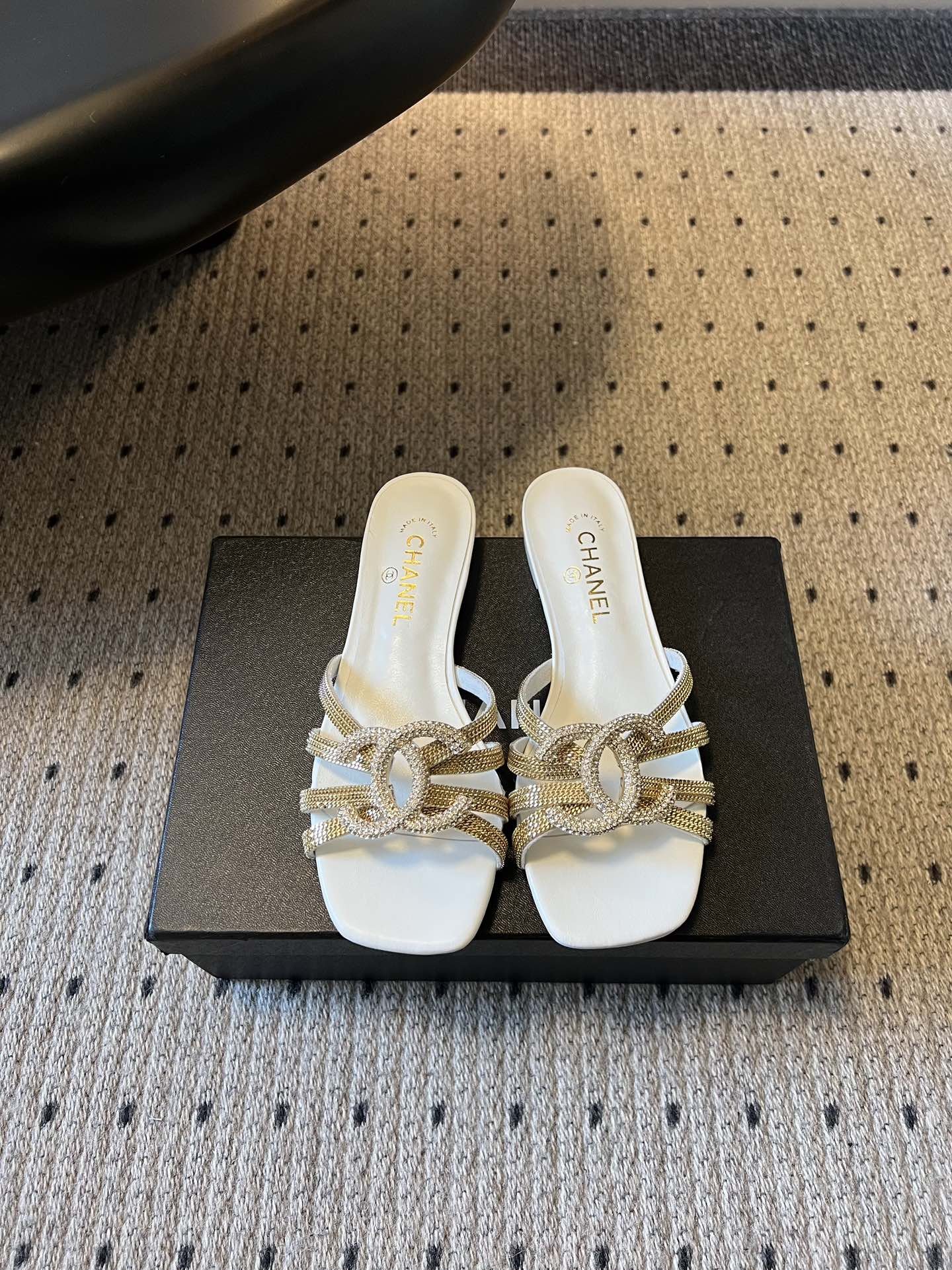 下单备注跟高统一Chane*26SS早春新款金属编织水钻凉拖把星光踩在脚下，这双钻饰凉拖太懂高级感了！金