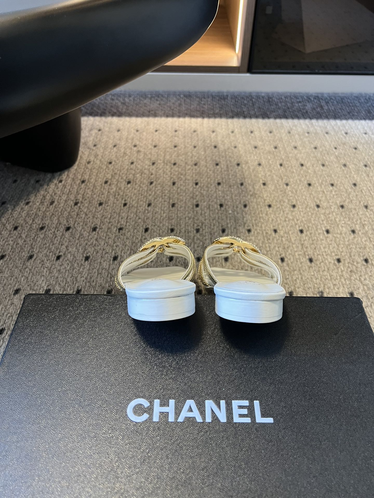 下单备注跟高统一Chane*26SS早春新款金属编织水钻凉拖把星光踩在脚下，这双钻饰凉拖太懂高级感了！金