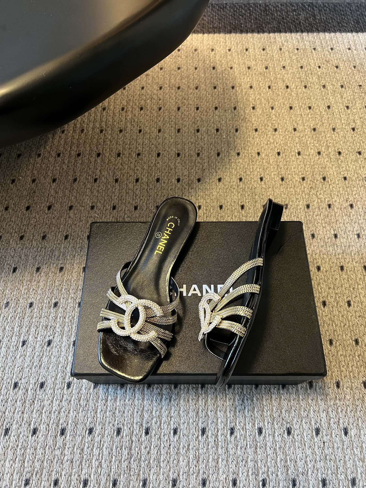 下单备注跟高统一Chane*26SS早春新款金属编织水钻凉拖把星光踩在脚下，这双钻饰凉拖太懂高级感了！金